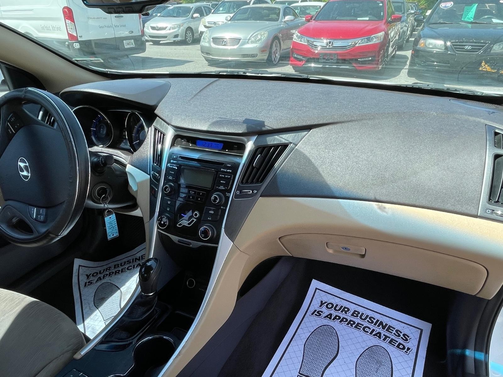 Hyundai Sonata Vehicle Full-screen Gallery Image 8