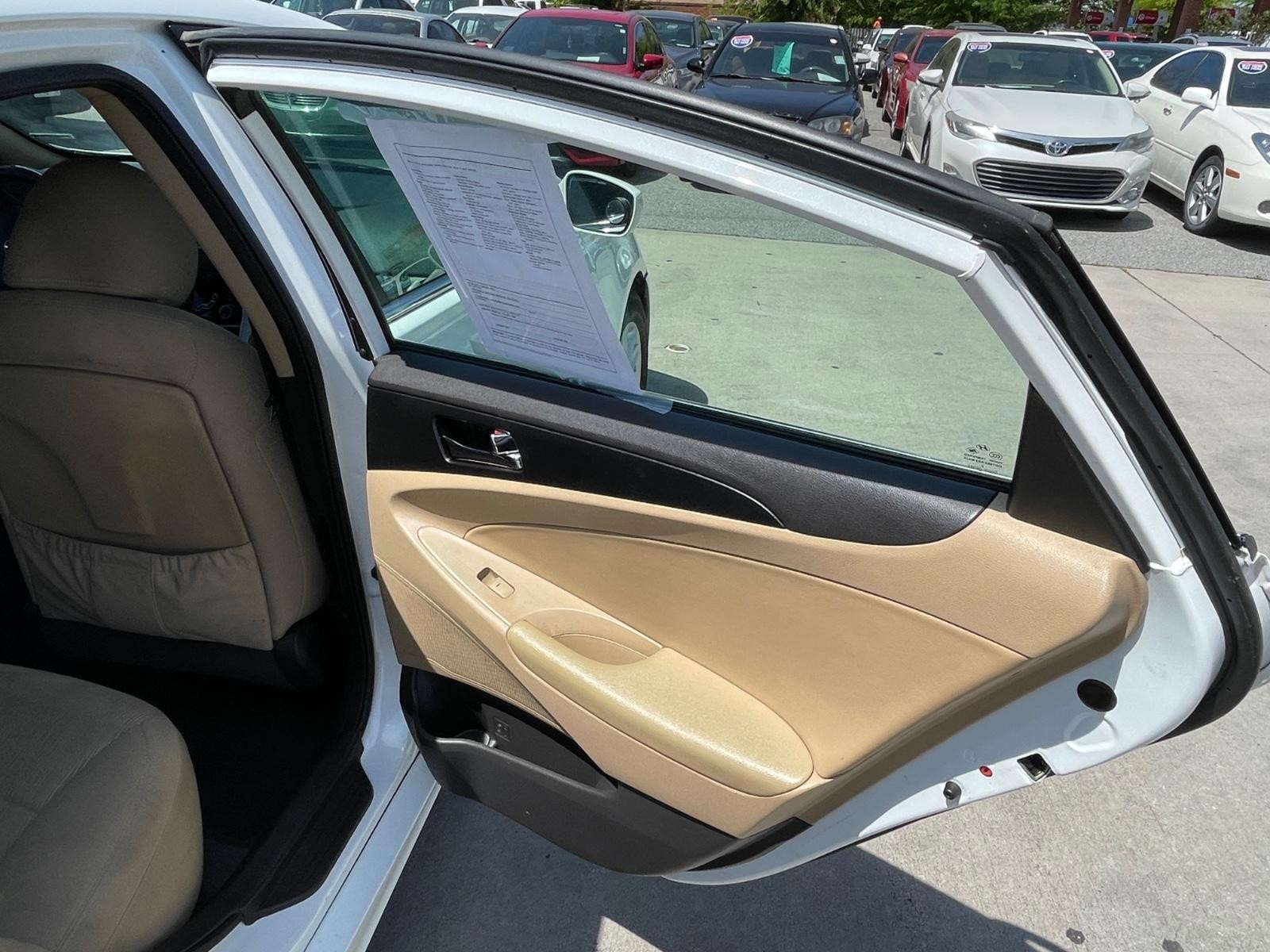 Hyundai Sonata Vehicle Full-screen Gallery Image 9