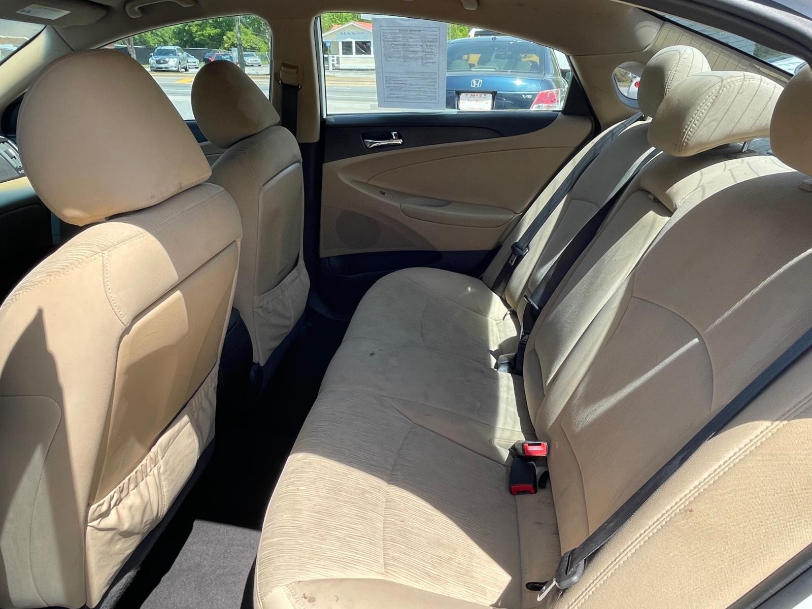 Hyundai Sonata Vehicle Full-screen Gallery Image 12