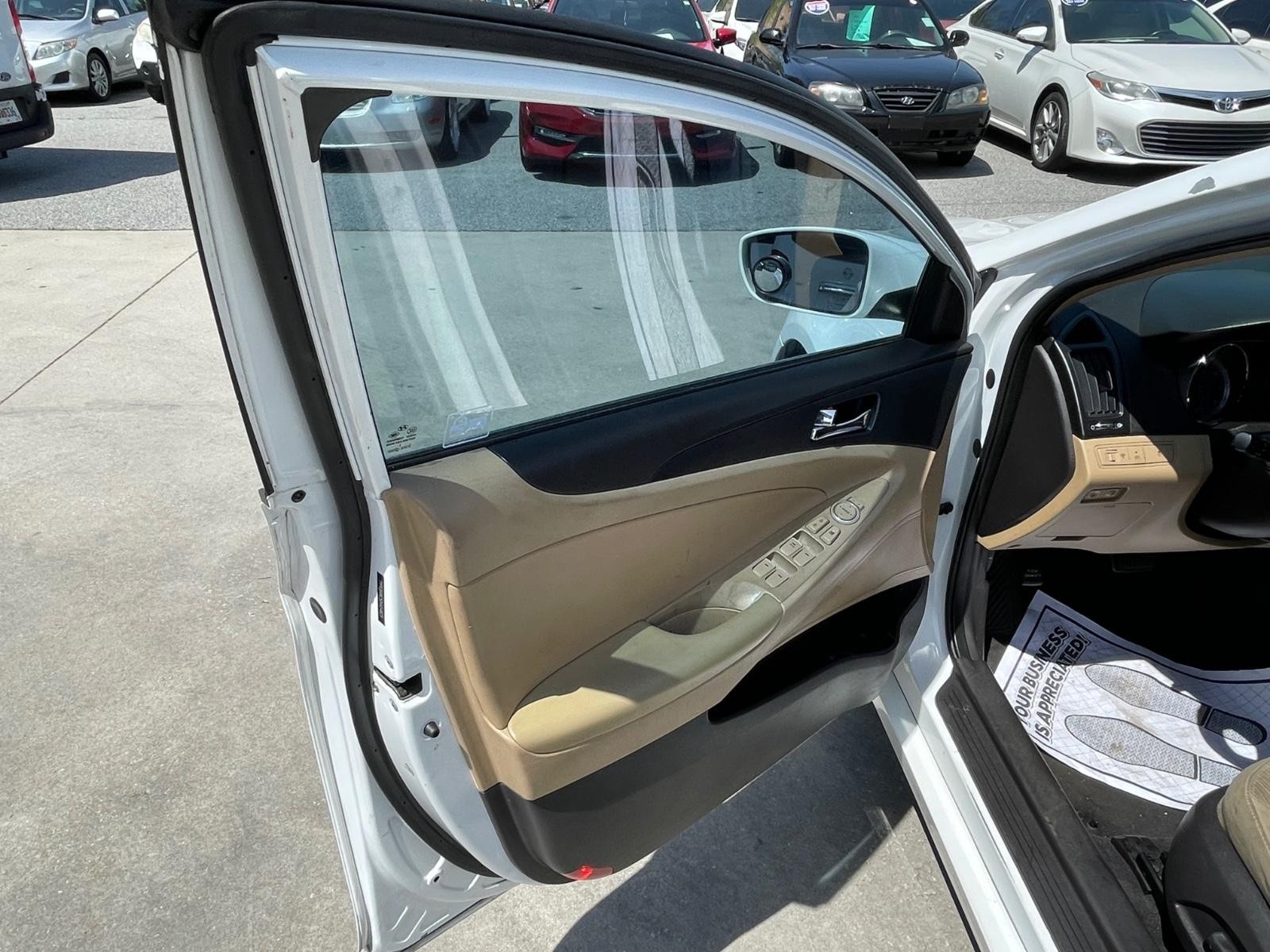 Hyundai Sonata Vehicle Full-screen Gallery Image 14