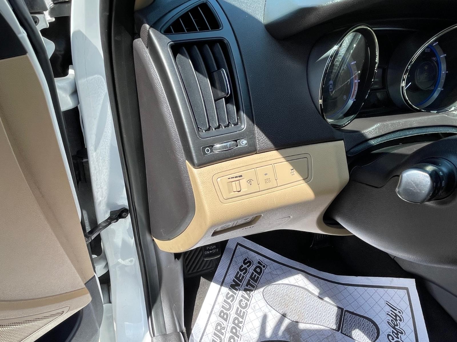 Hyundai Sonata Vehicle Full-screen Gallery Image 16