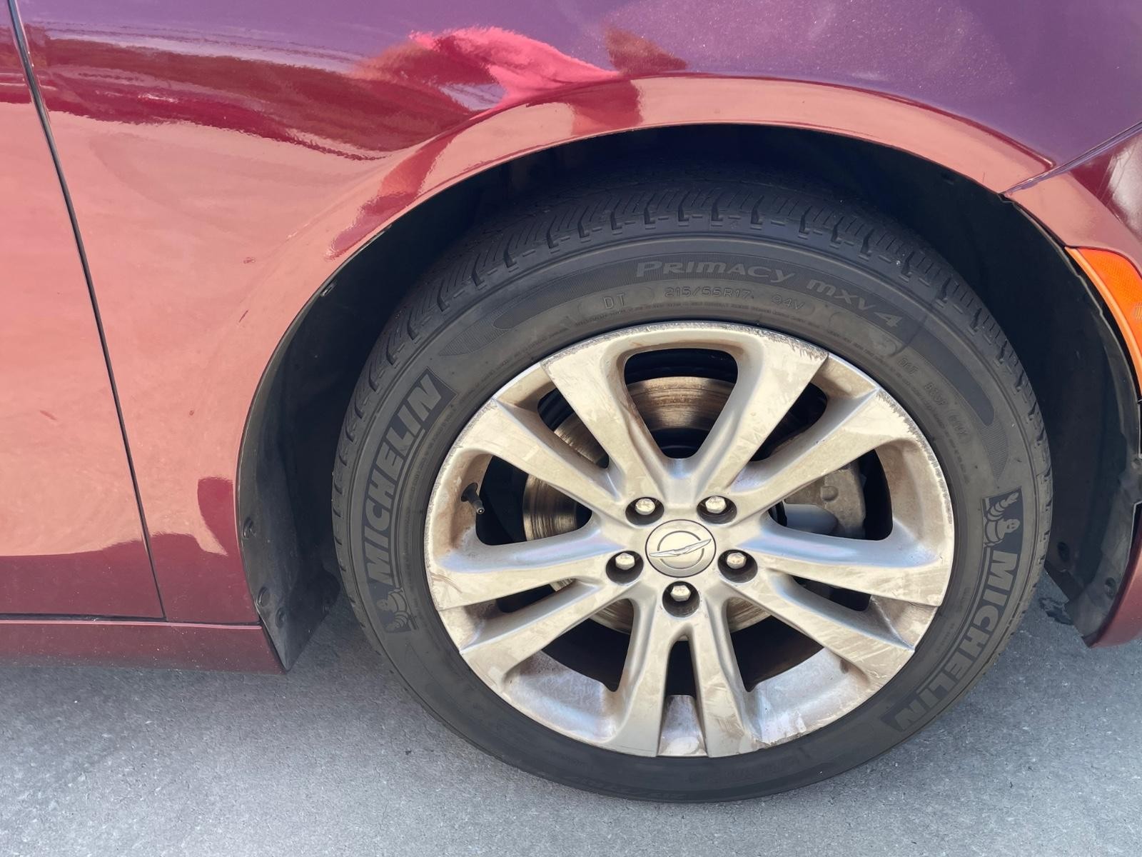 Chrysler 200 Vehicle Full-screen Gallery Image 6