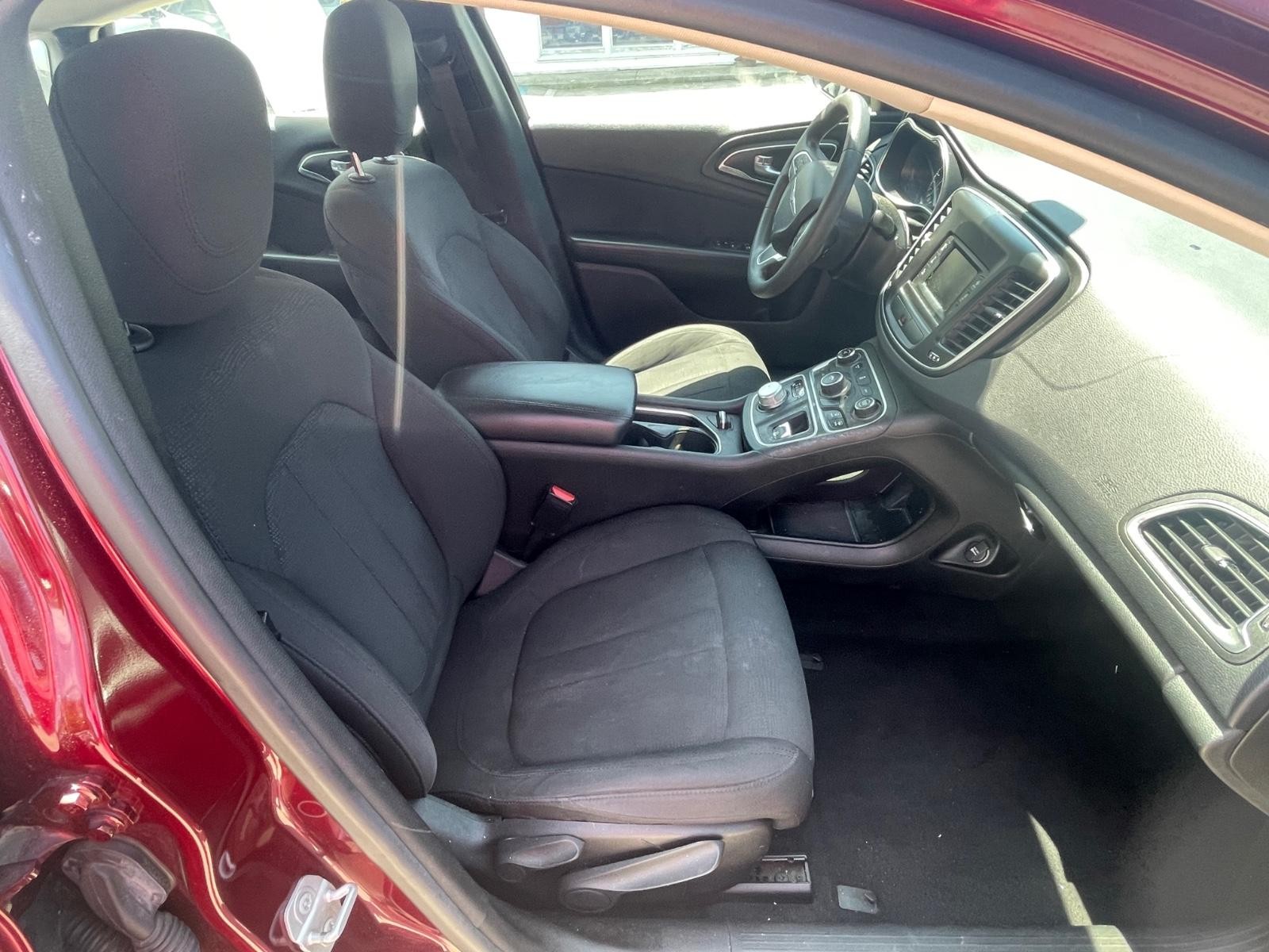 Chrysler 200 Vehicle Full-screen Gallery Image 7