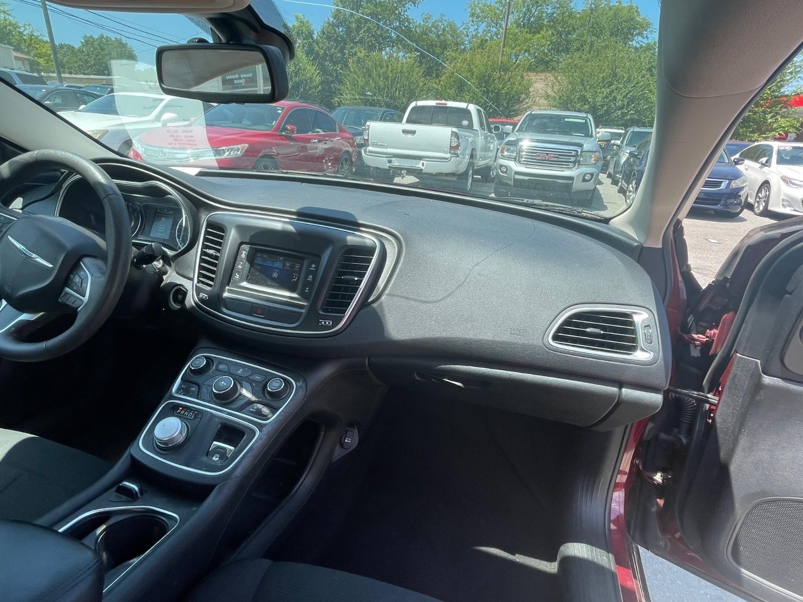 Chrysler 200 Vehicle Full-screen Gallery Image 8