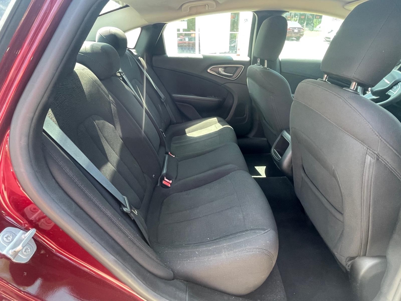 Chrysler 200 Vehicle Full-screen Gallery Image 11