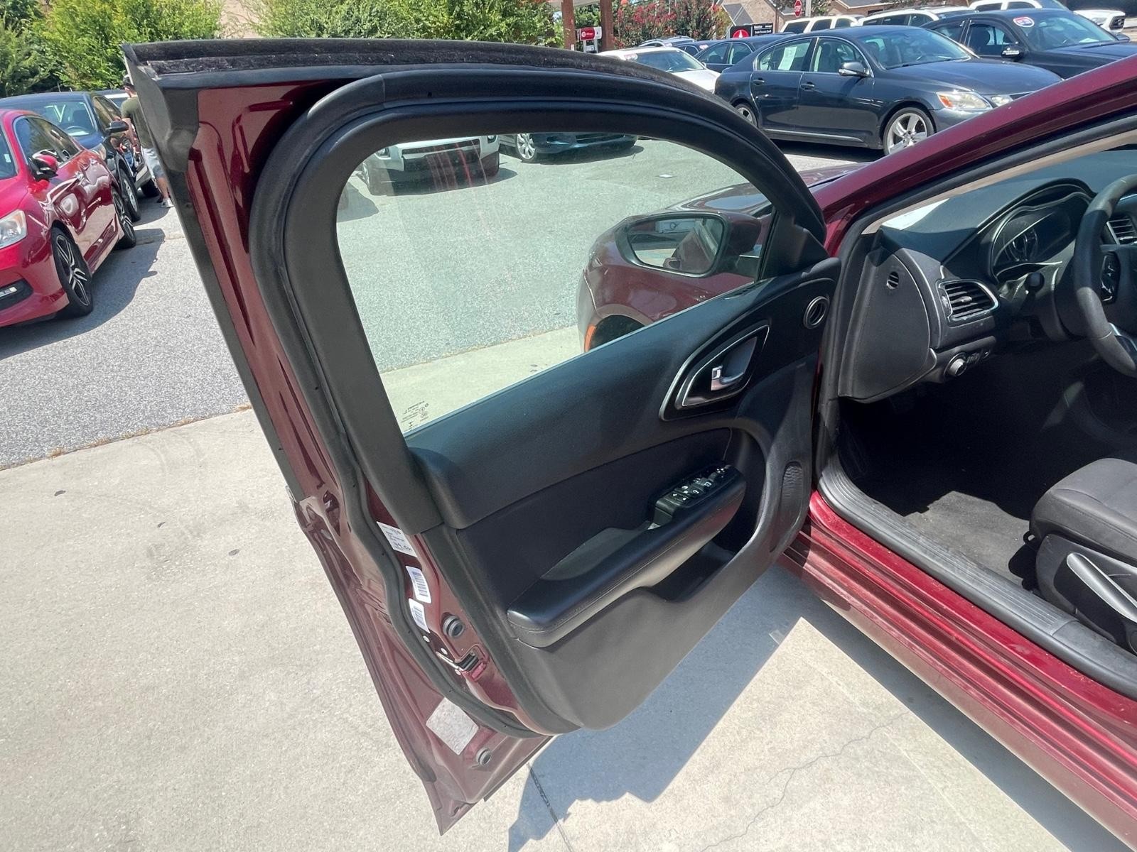 Chrysler 200 Vehicle Full-screen Gallery Image 14