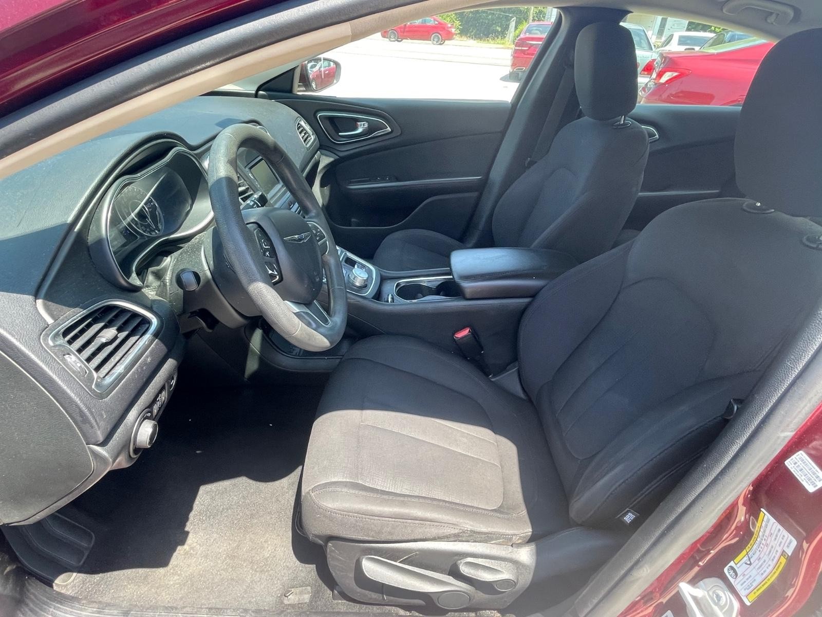 Chrysler 200 Vehicle Full-screen Gallery Image 15