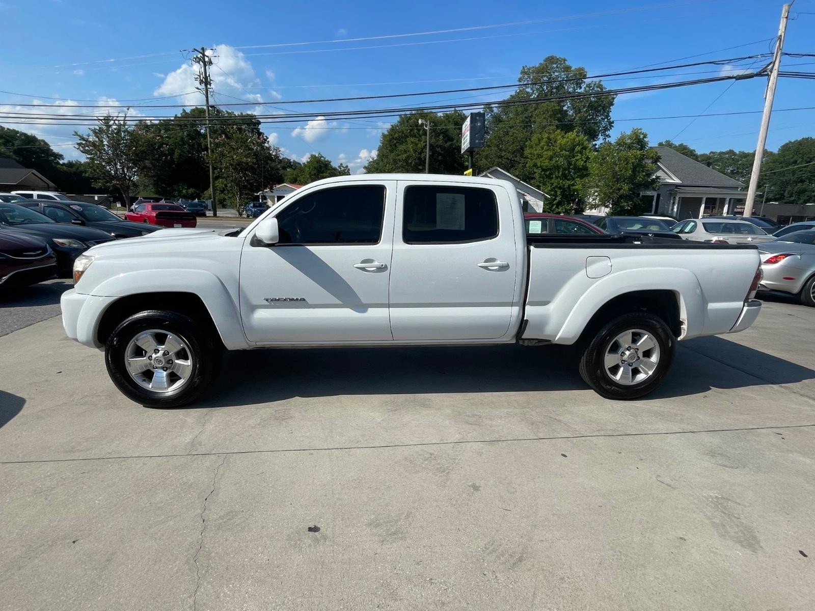 Toyota Tacoma 4WD Vehicle Full-screen Gallery Image 2