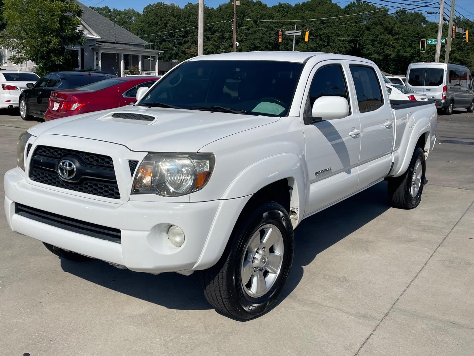 Toyota Tacoma 4WD Vehicle Full-screen Gallery Image 4