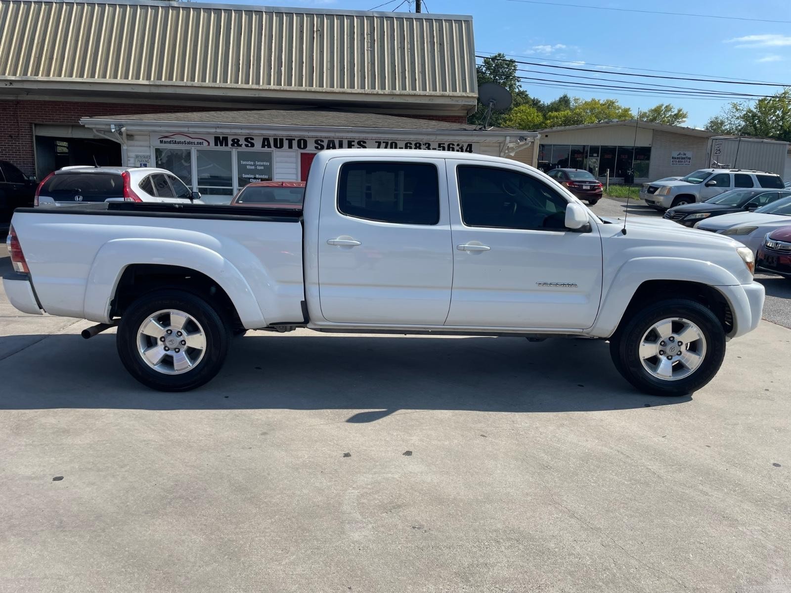 Toyota Tacoma 4WD Vehicle Full-screen Gallery Image 5
