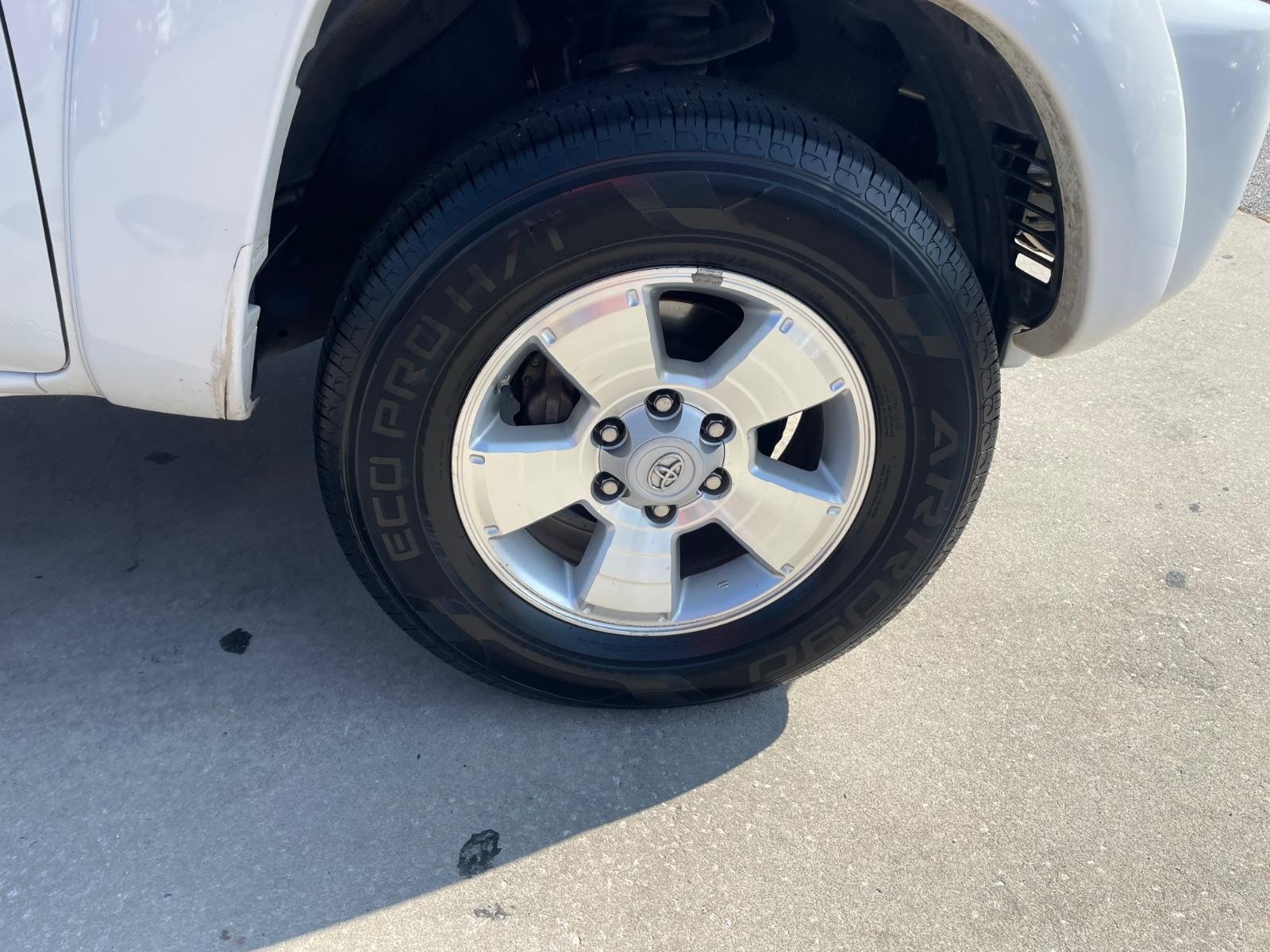 Toyota Tacoma 4WD Vehicle Full-screen Gallery Image 6