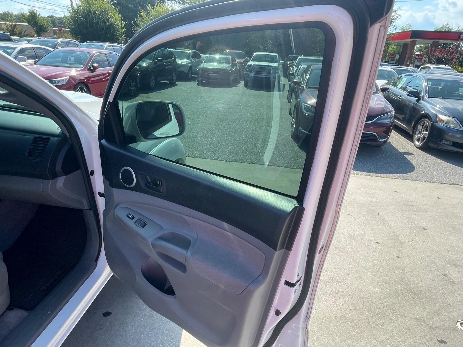 Toyota Tacoma 4WD Vehicle Full-screen Gallery Image 7