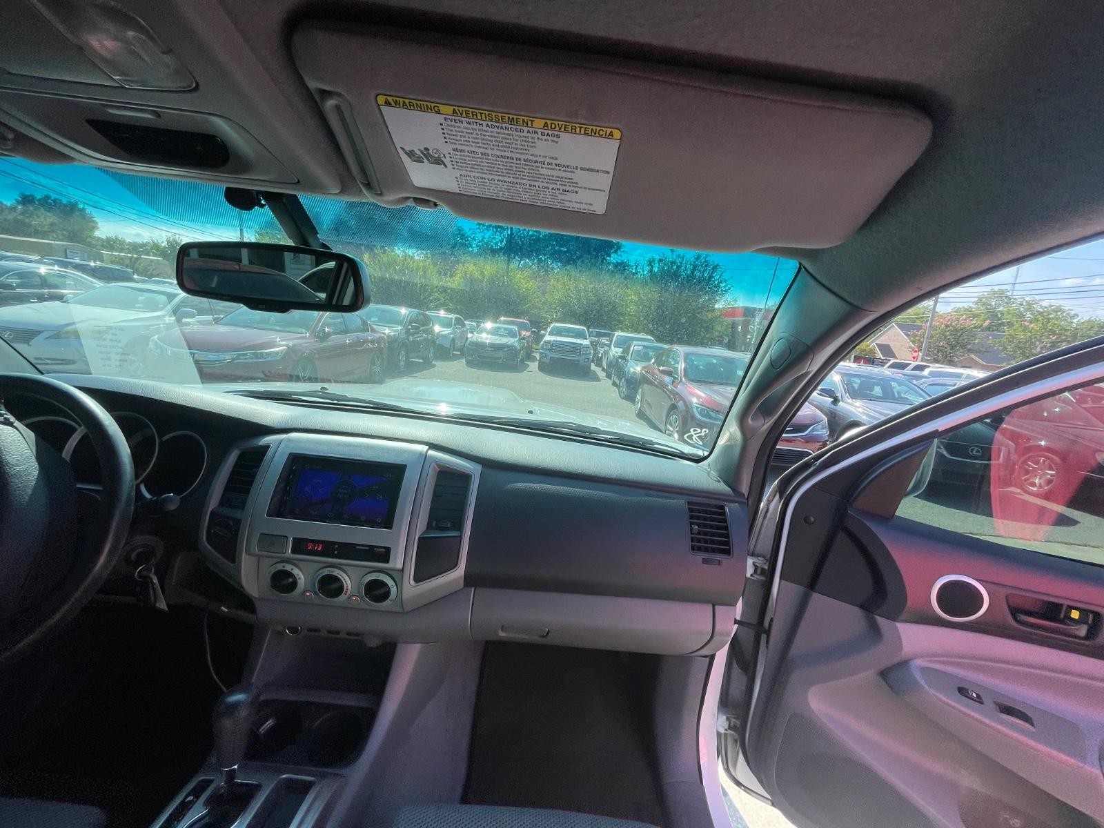 Toyota Tacoma 4WD Vehicle Full-screen Gallery Image 8