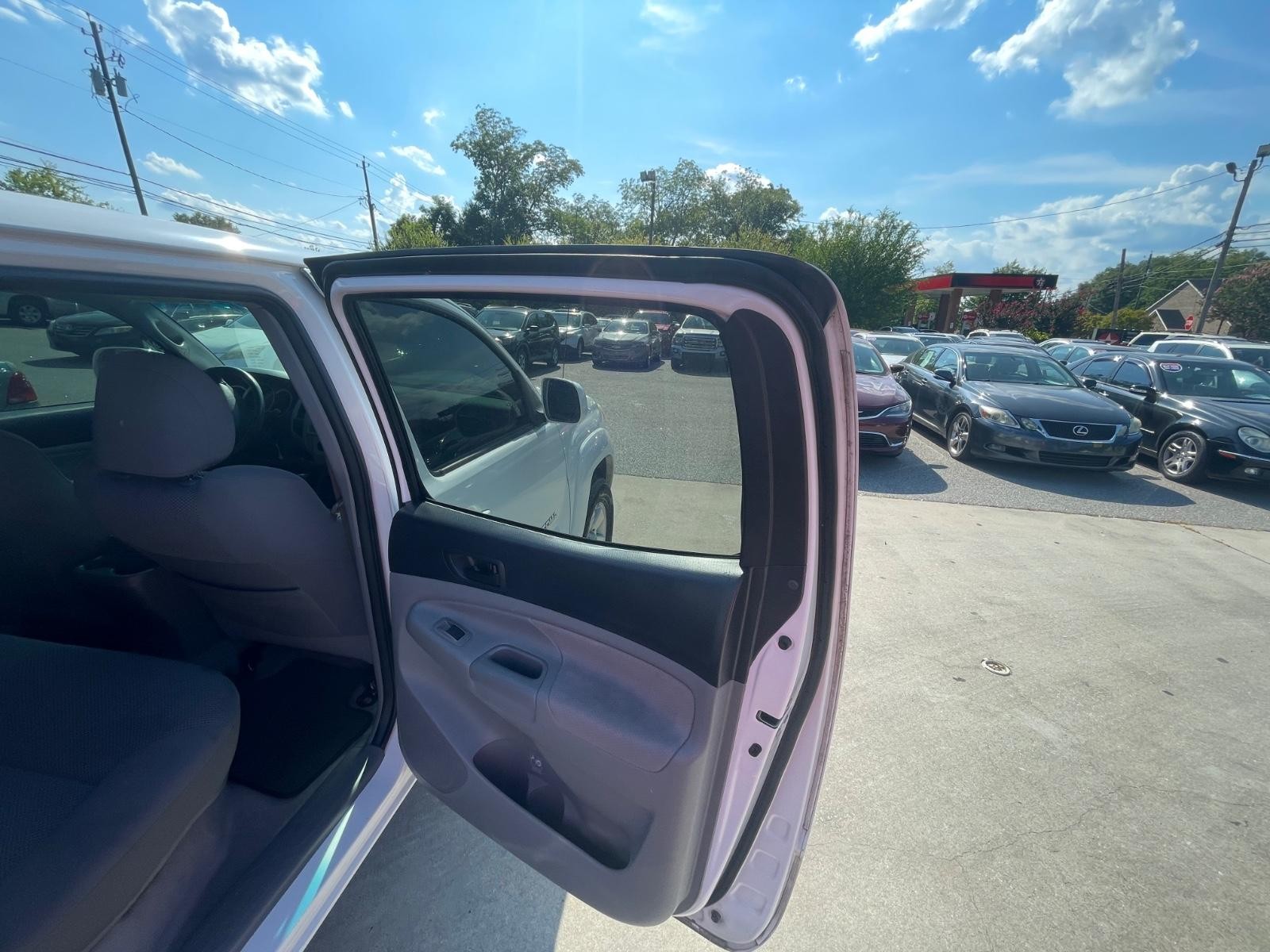 Toyota Tacoma 4WD Vehicle Full-screen Gallery Image 9