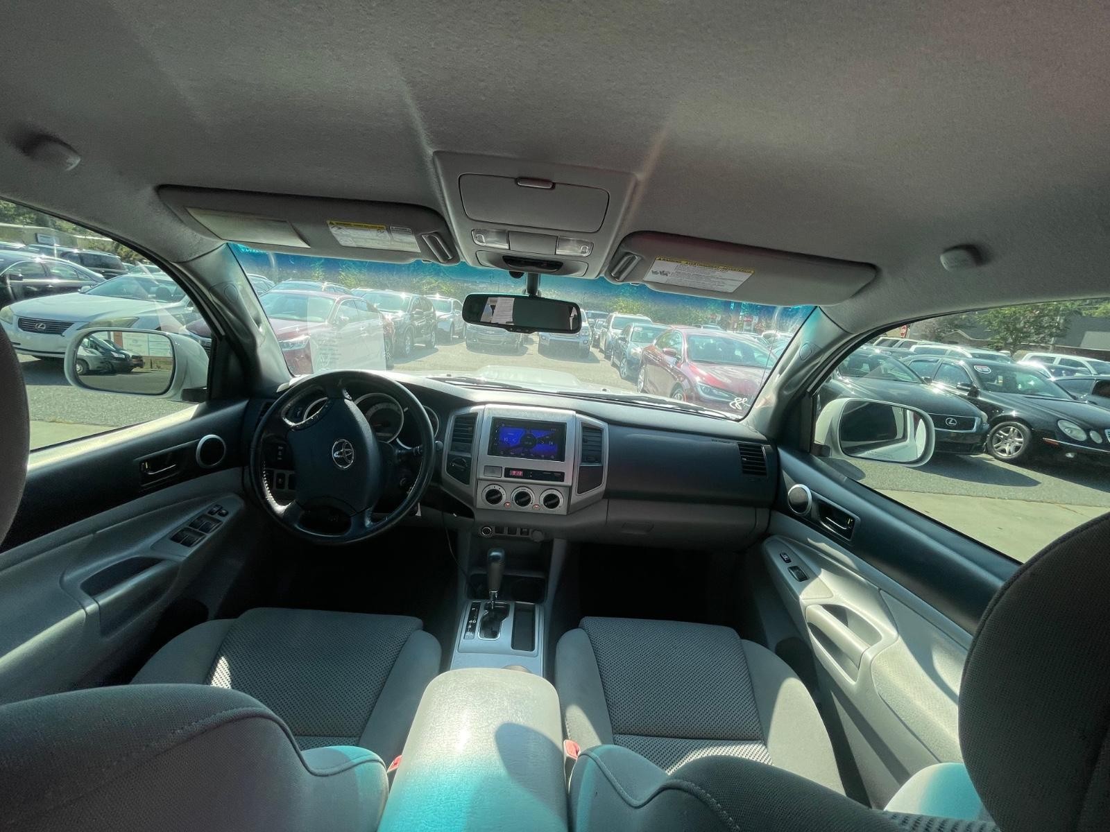 Toyota Tacoma 4WD Vehicle Full-screen Gallery Image 11