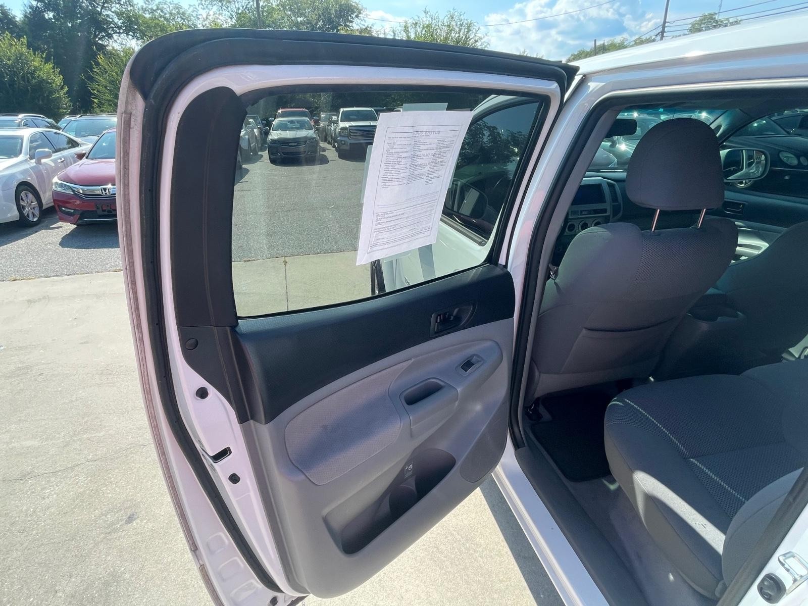 Toyota Tacoma 4WD Vehicle Full-screen Gallery Image 12