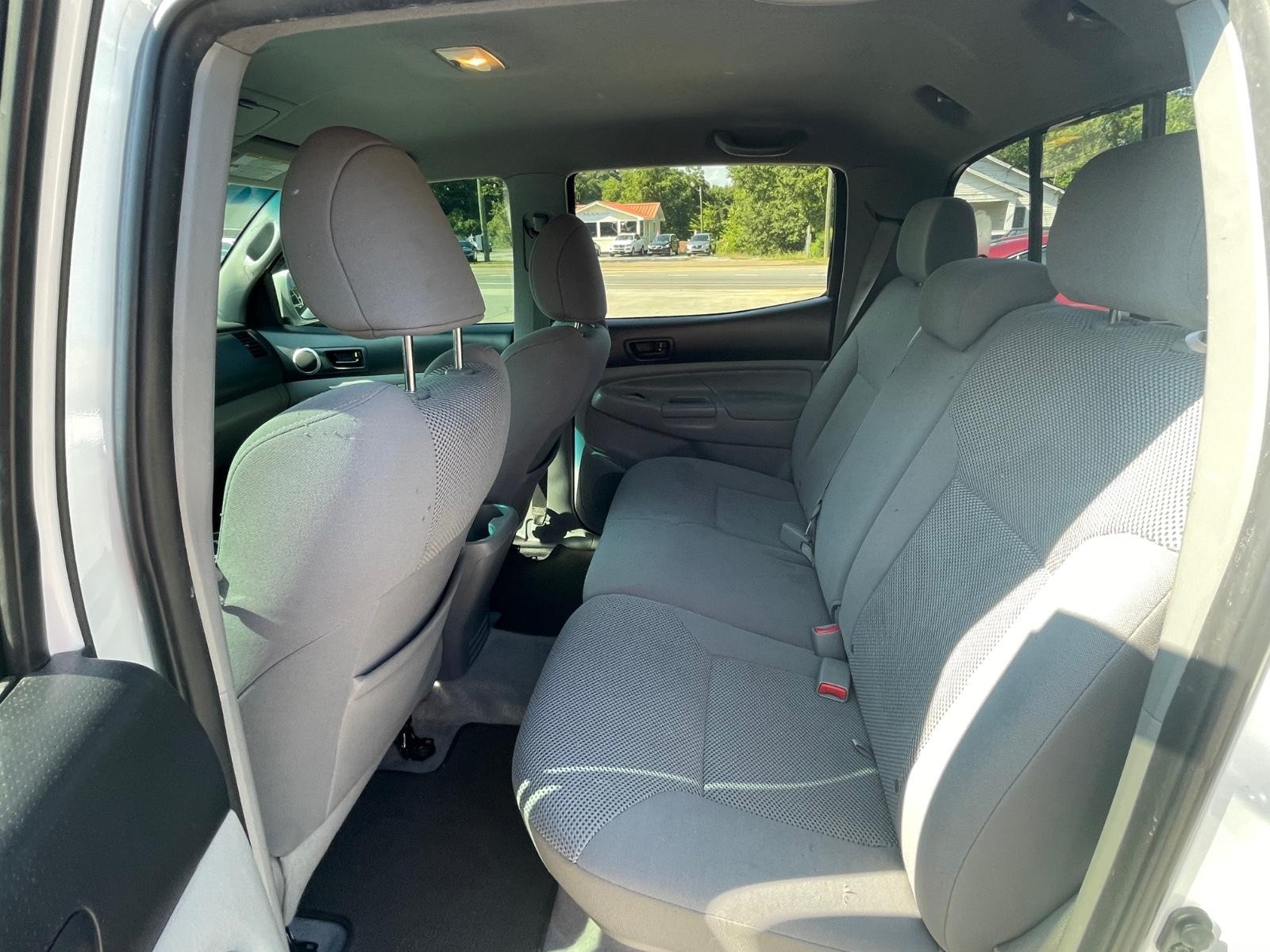 Toyota Tacoma 4WD Vehicle Full-screen Gallery Image 13