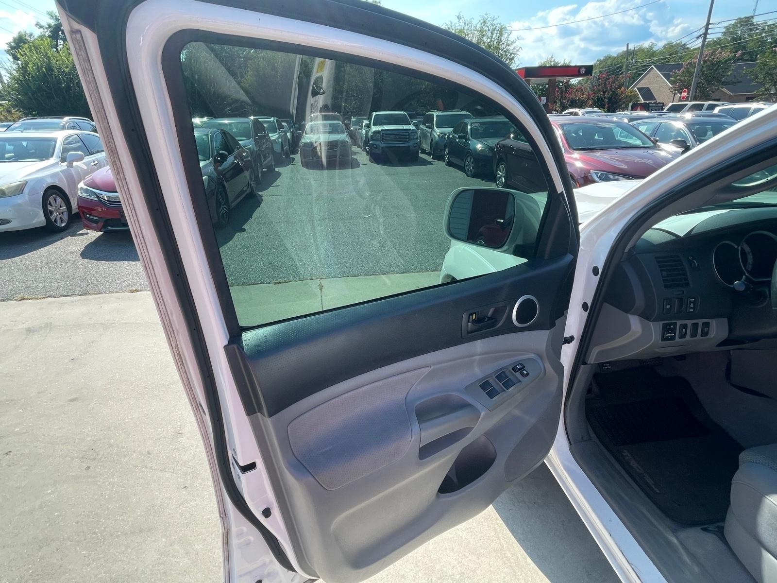 Toyota Tacoma 4WD Vehicle Full-screen Gallery Image 14