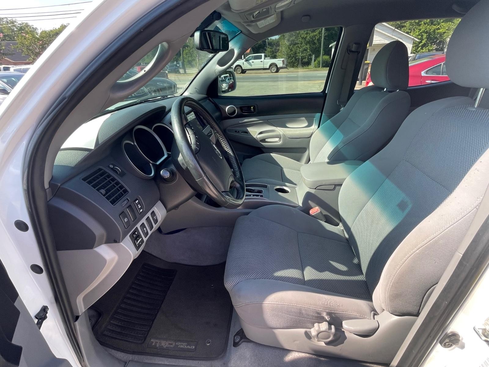 Toyota Tacoma 4WD Vehicle Full-screen Gallery Image 16