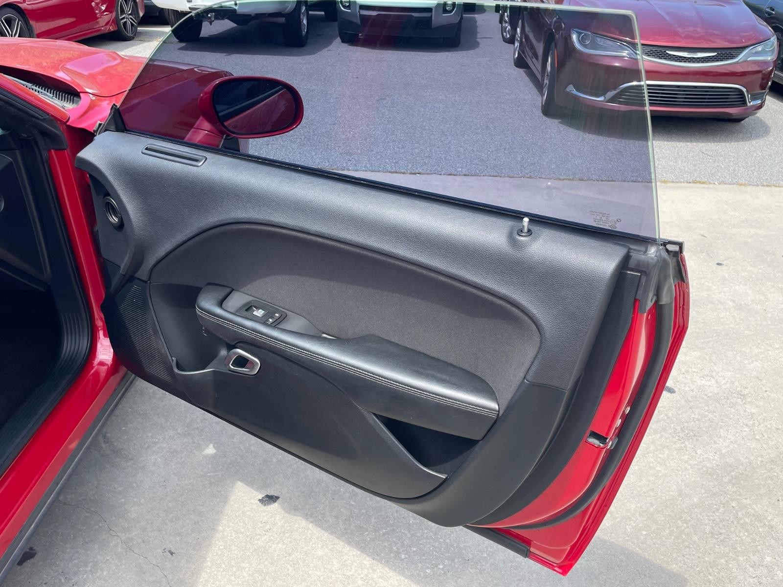 Dodge Challenger Vehicle Full-screen Gallery Image 7