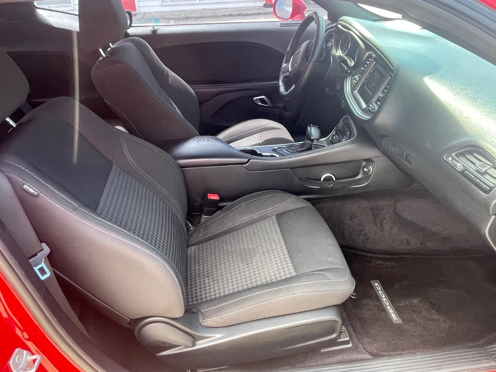 Dodge Challenger Vehicle Full-screen Gallery Image 8