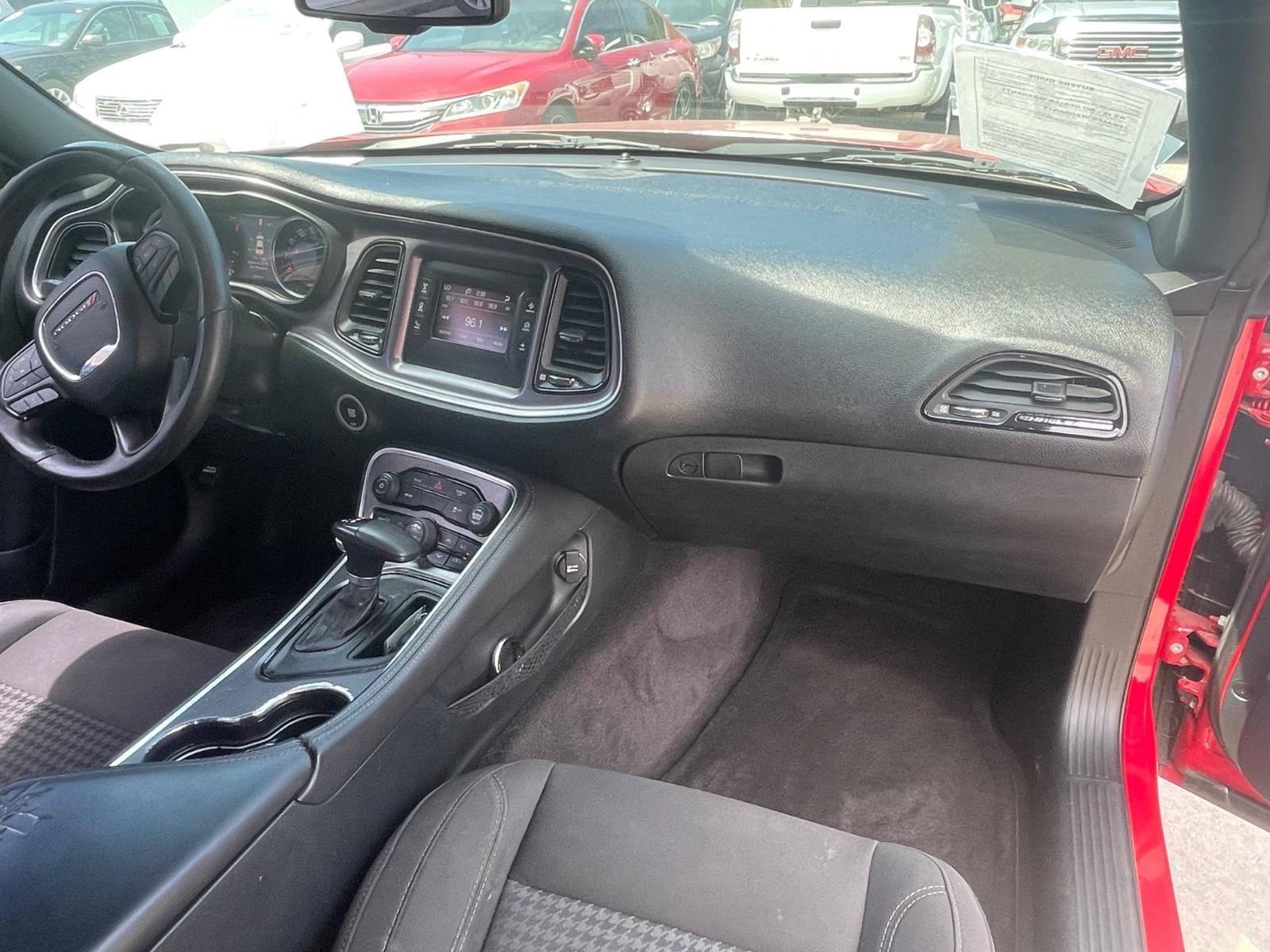 Dodge Challenger Vehicle Full-screen Gallery Image 9