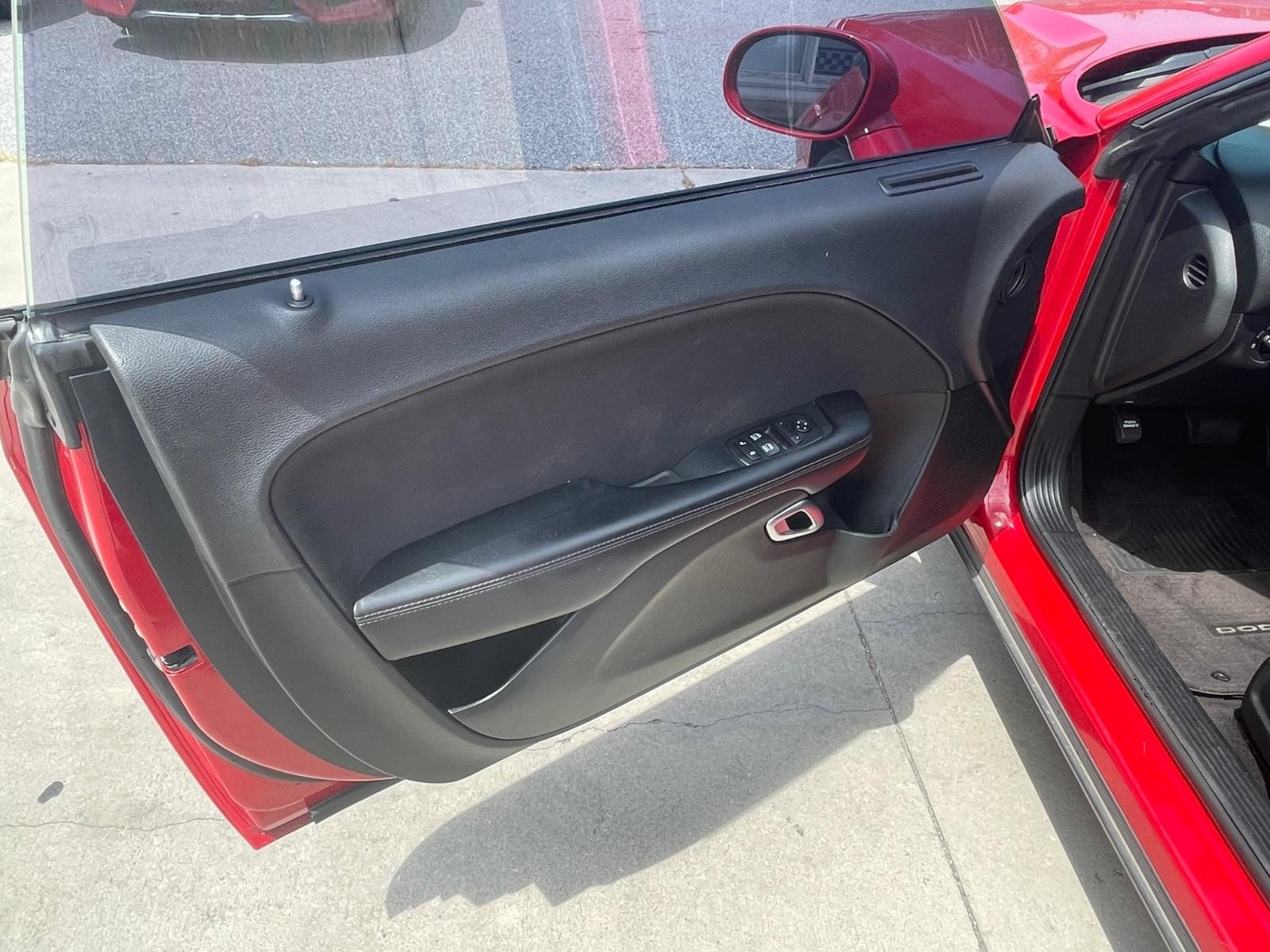 Dodge Challenger Vehicle Full-screen Gallery Image 10