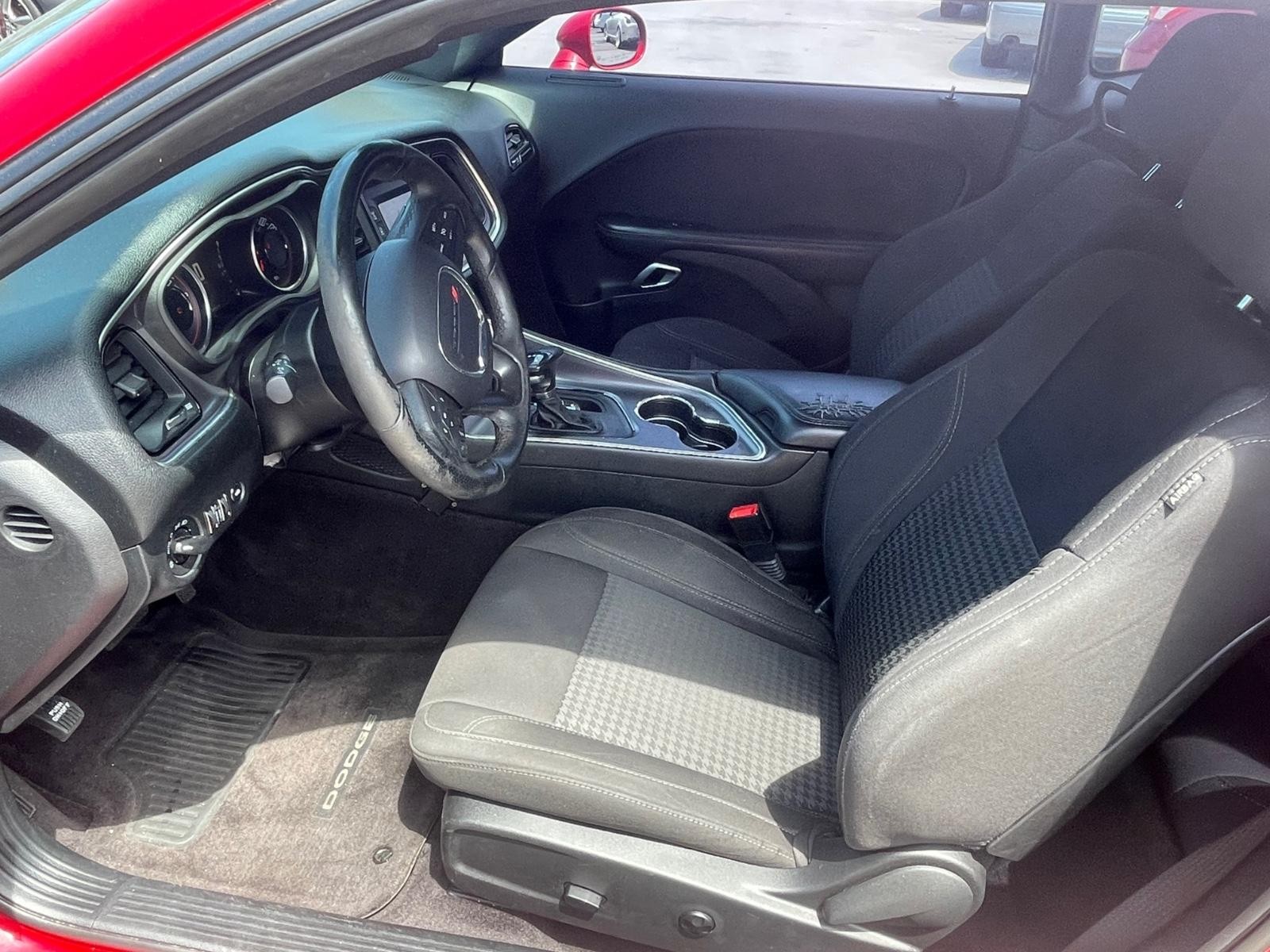 Dodge Challenger Vehicle Full-screen Gallery Image 11