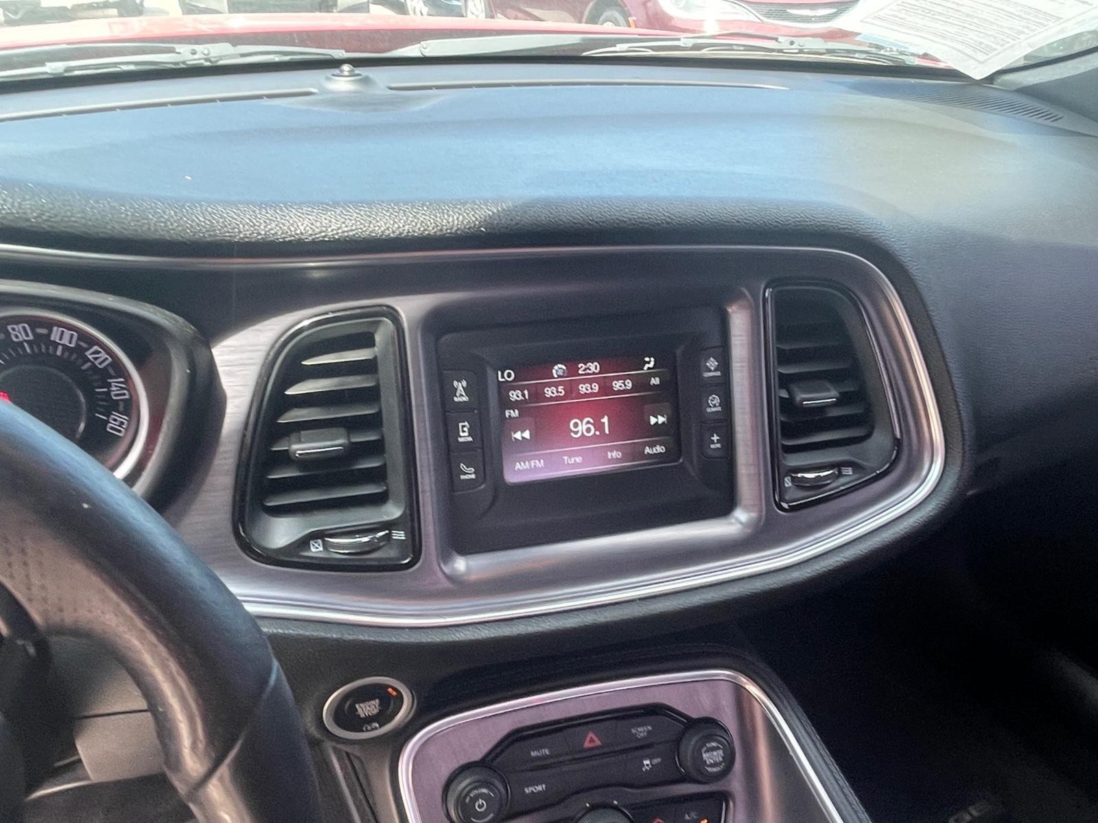 Dodge Challenger Vehicle Full-screen Gallery Image 12