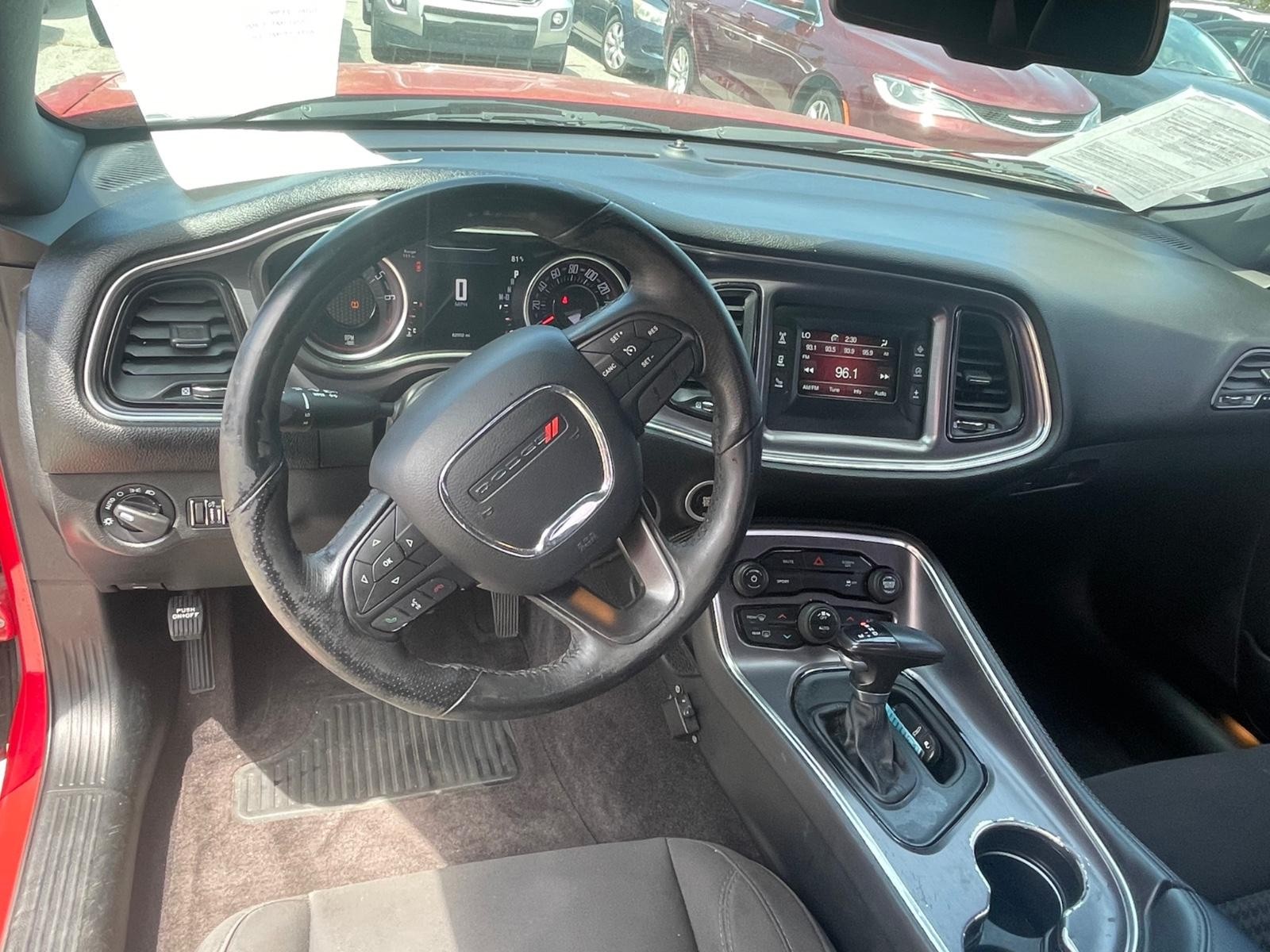 Dodge Challenger Vehicle Full-screen Gallery Image 13