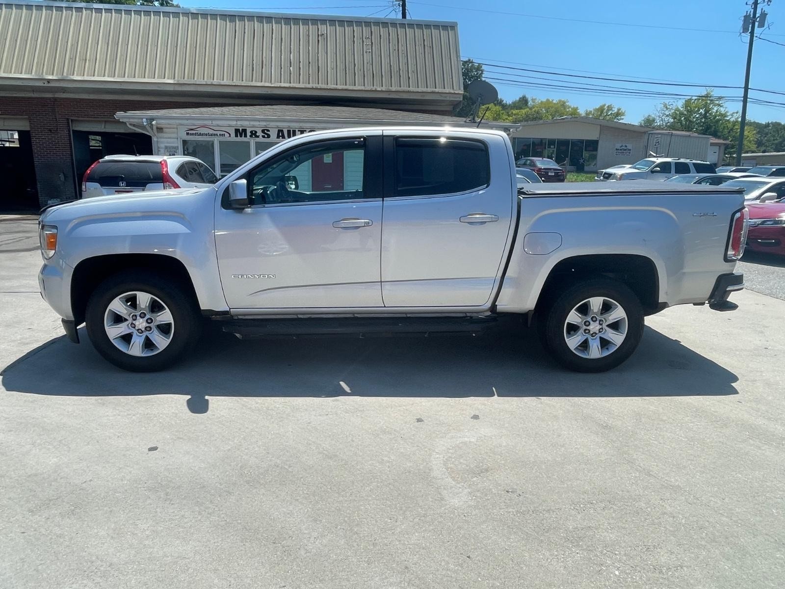 GMC Canyon Vehicle Full-screen Gallery Image 3