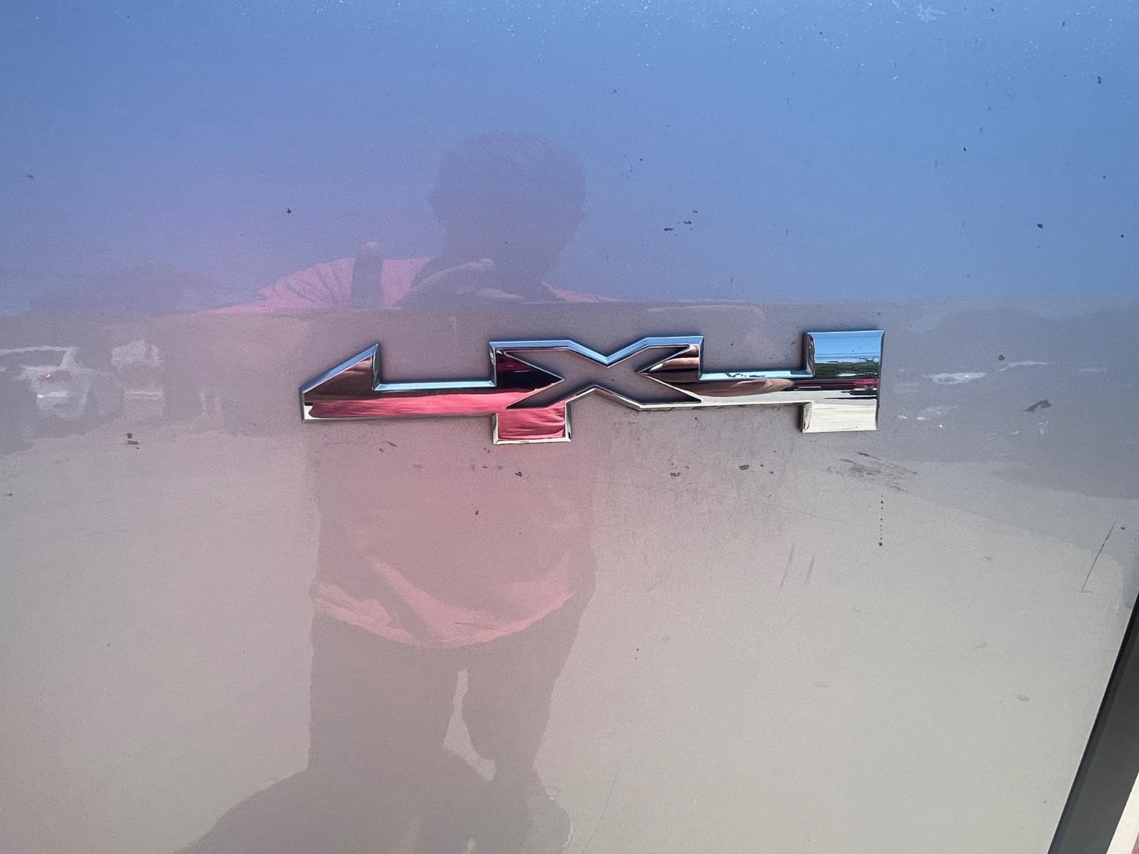 GMC Canyon Vehicle Full-screen Gallery Image 4