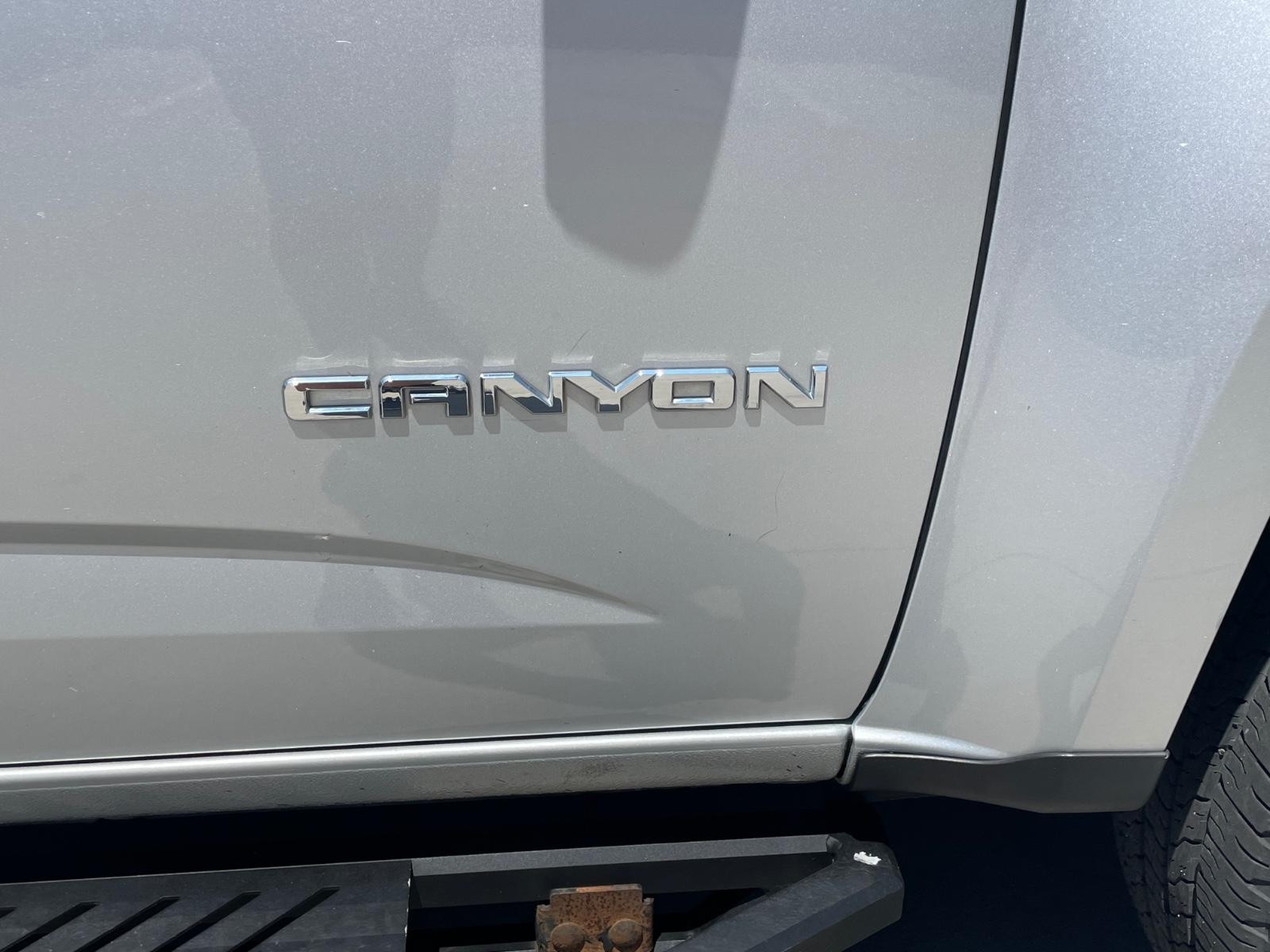 GMC Canyon Vehicle Full-screen Gallery Image 7