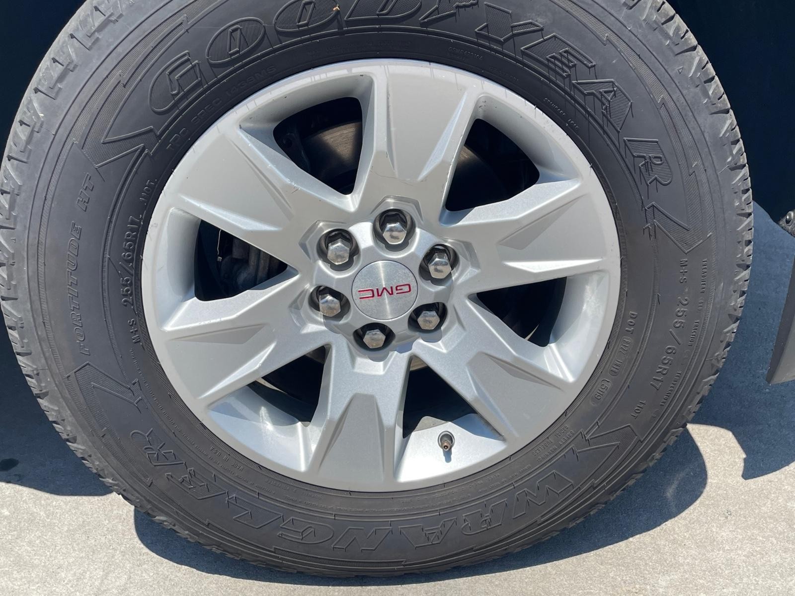 GMC Canyon Vehicle Full-screen Gallery Image 8