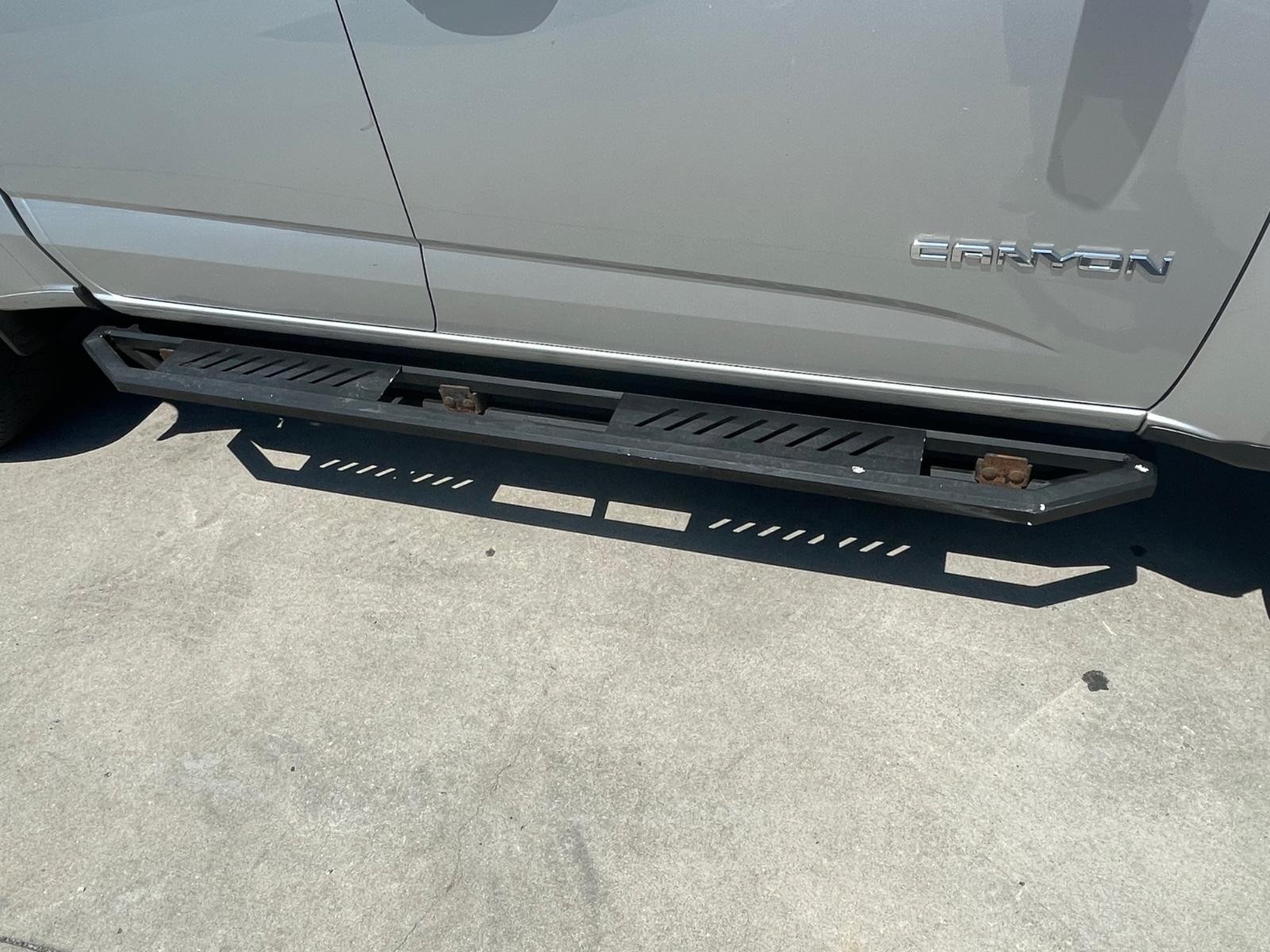 GMC Canyon Vehicle Full-screen Gallery Image 9