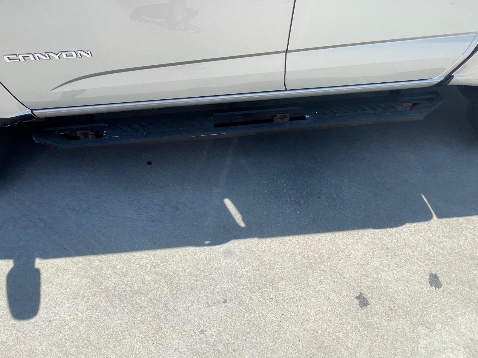 GMC Canyon Vehicle Full-screen Gallery Image 10