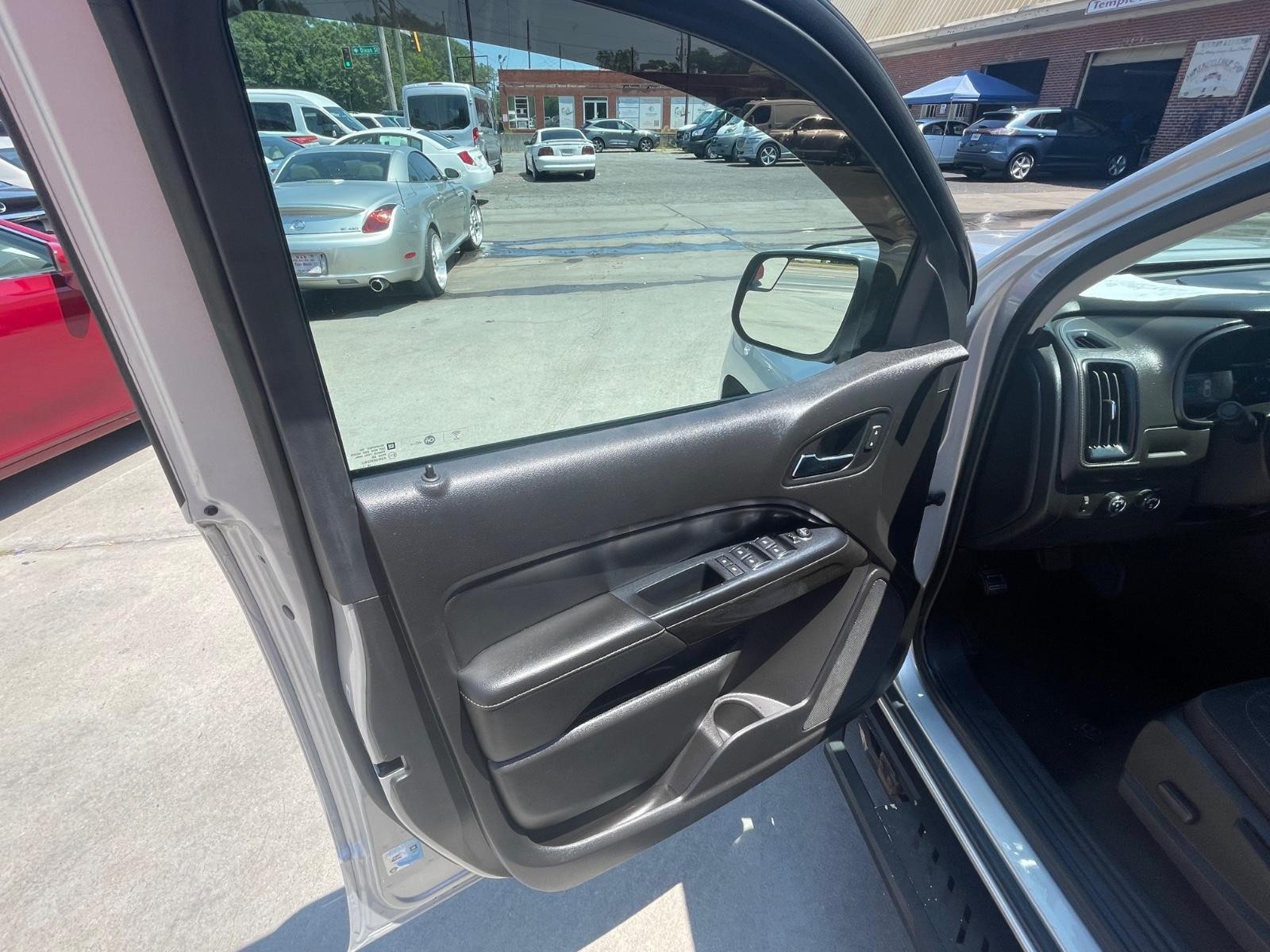 GMC Canyon Vehicle Full-screen Gallery Image 11