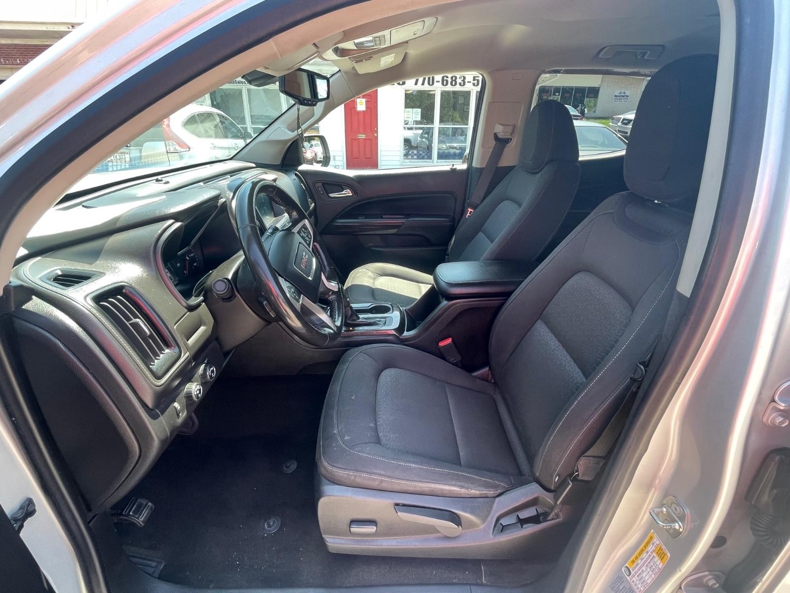 GMC Canyon Vehicle Full-screen Gallery Image 12