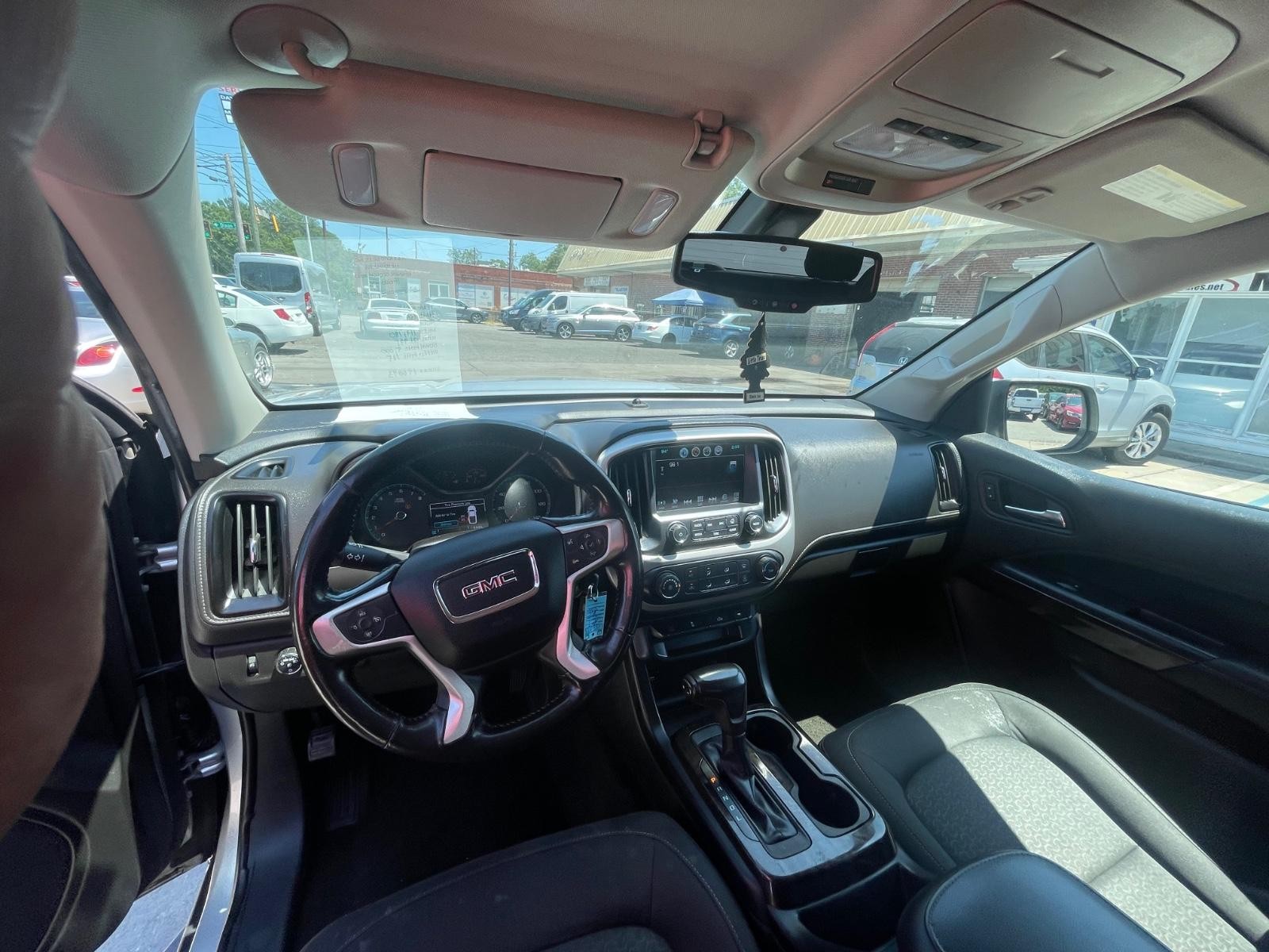 GMC Canyon Vehicle Full-screen Gallery Image 13