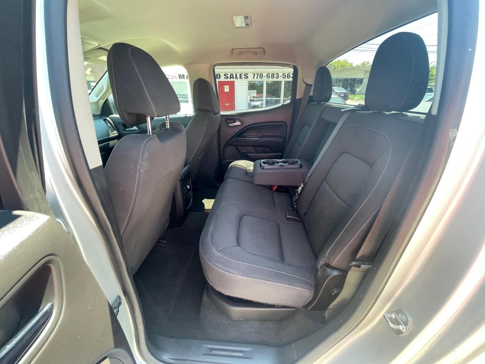 GMC Canyon Vehicle Full-screen Gallery Image 15