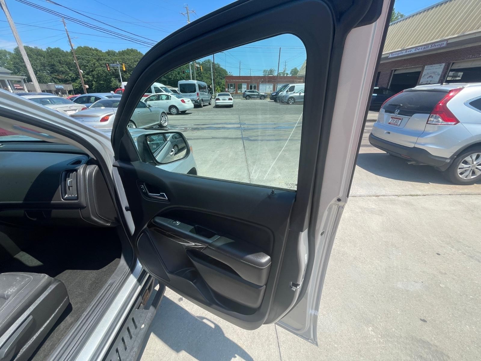 GMC Canyon Vehicle Full-screen Gallery Image 16