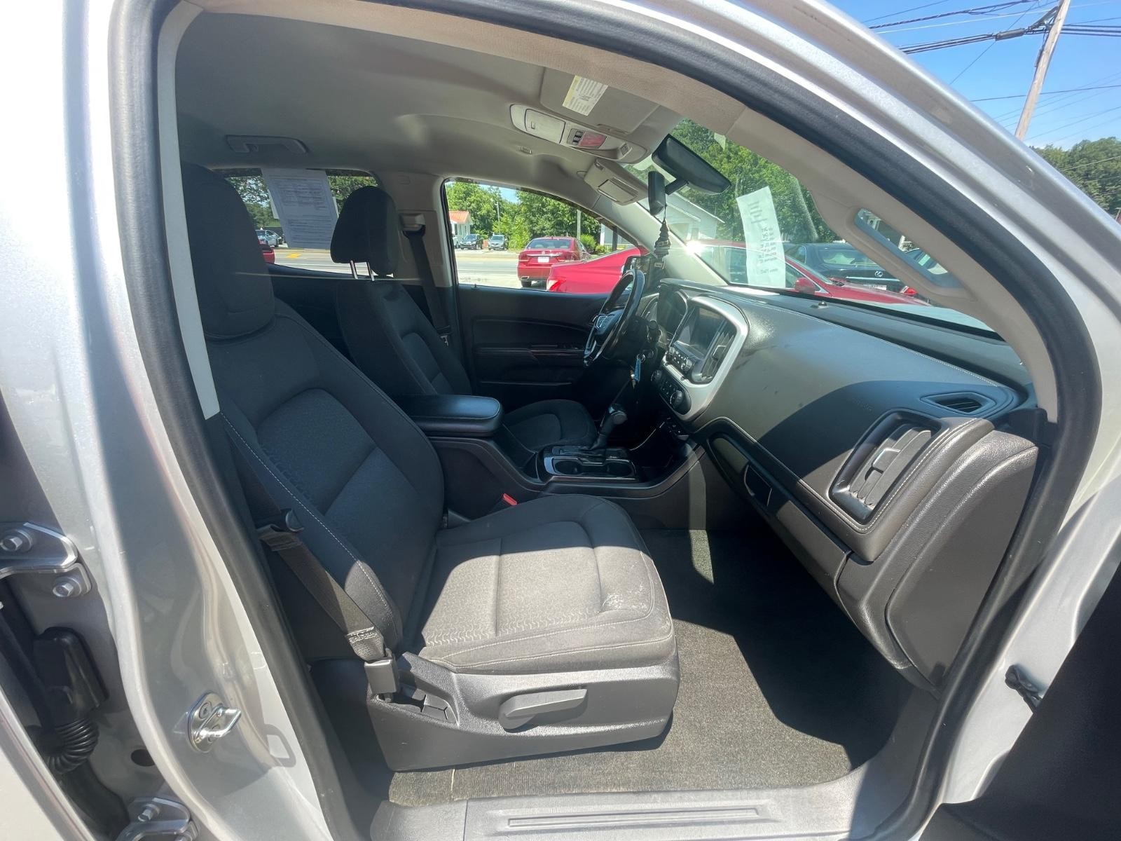 GMC Canyon Vehicle Full-screen Gallery Image 17