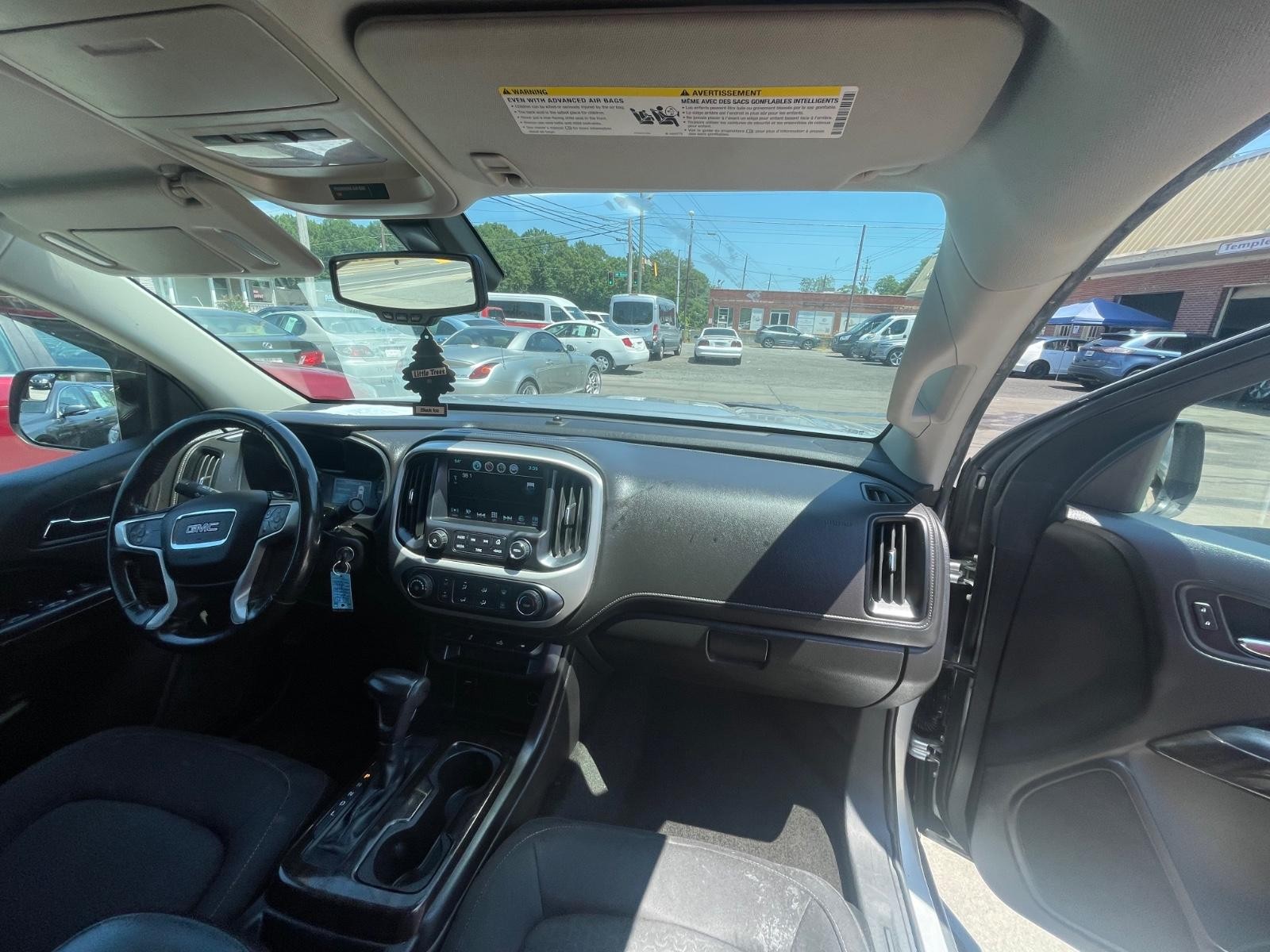 GMC Canyon Vehicle Full-screen Gallery Image 18