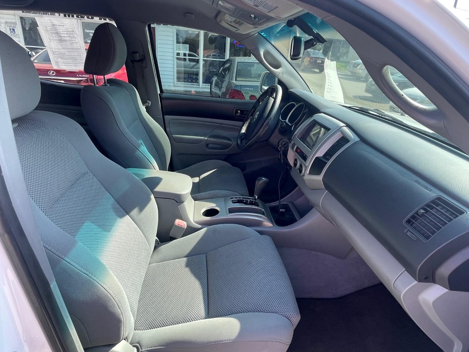 2011 Toyota Tacoma photo 9