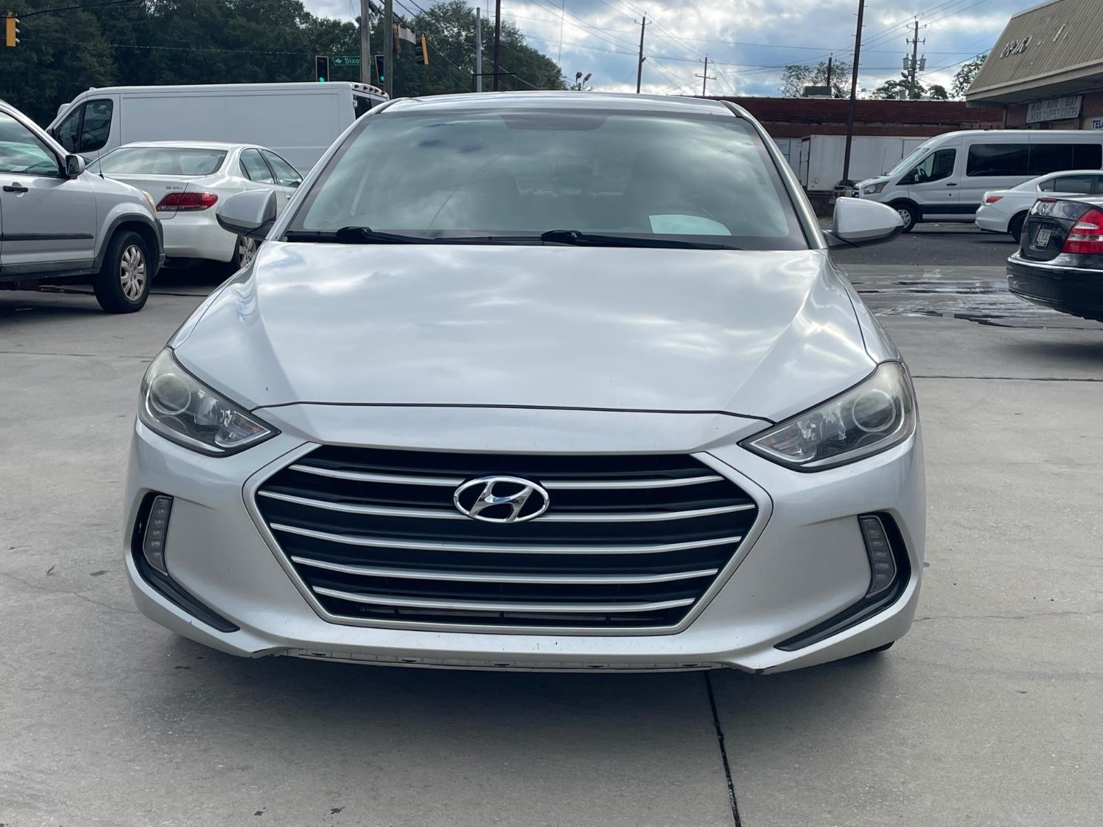 Hyundai Elantra Vehicle Full-screen Gallery Image 2