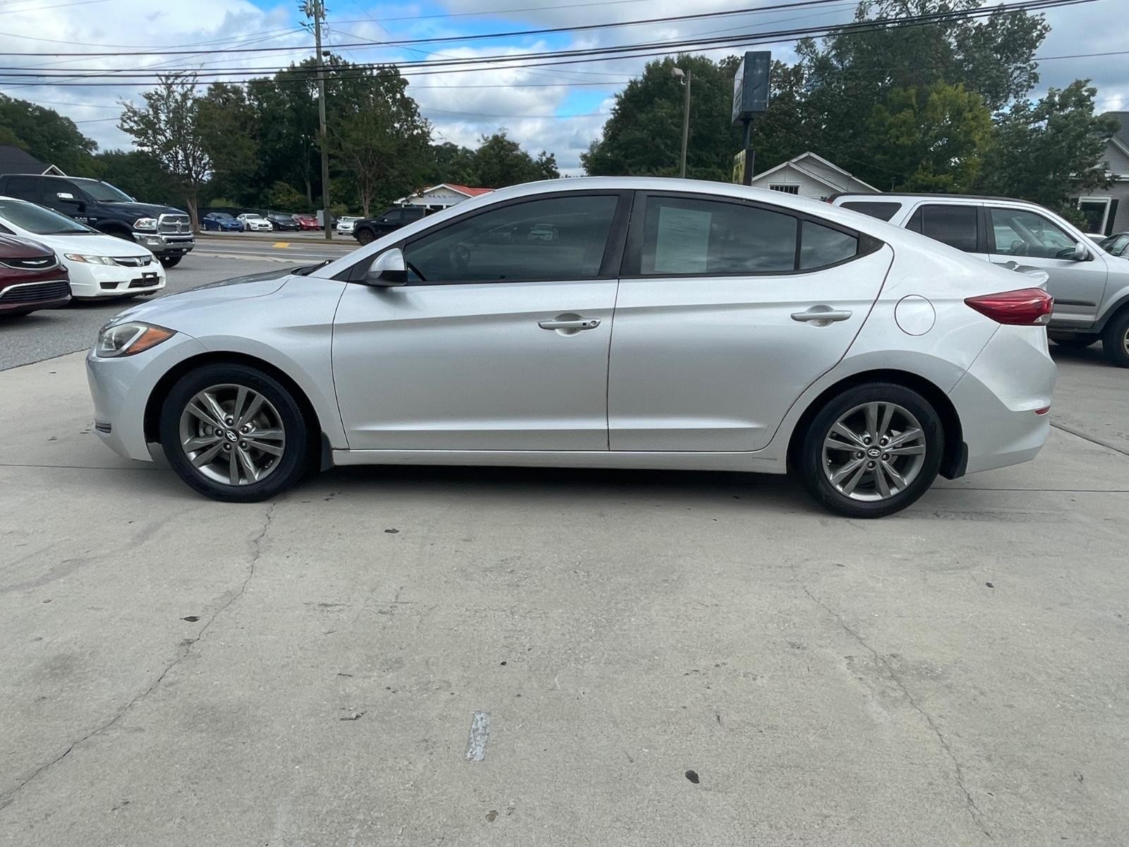 Hyundai Elantra Vehicle Full-screen Gallery Image 3