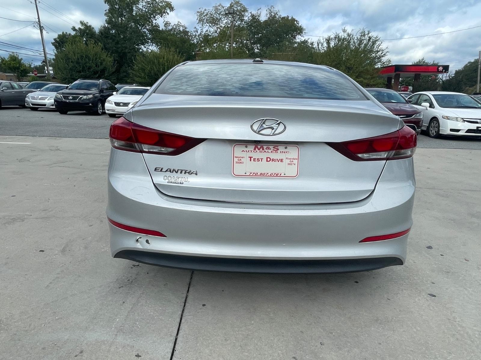 Hyundai Elantra Vehicle Full-screen Gallery Image 4