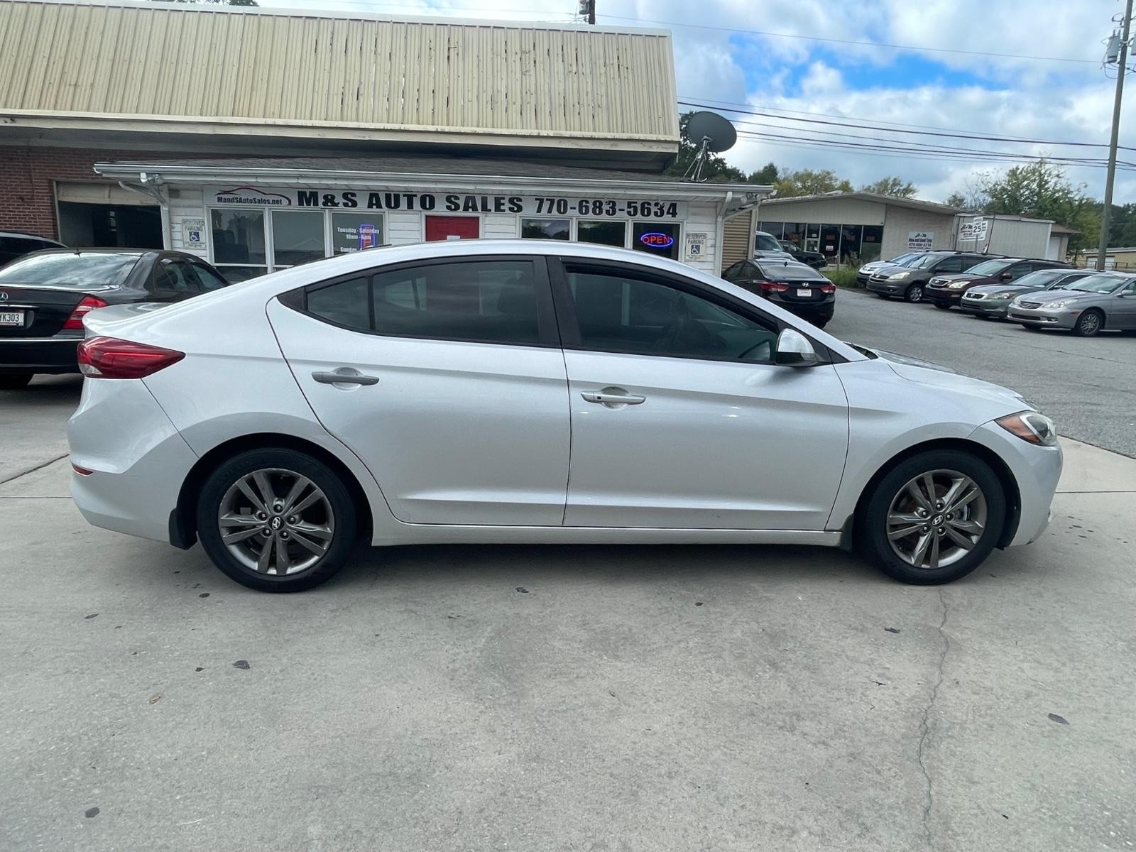 Hyundai Elantra Vehicle Full-screen Gallery Image 5