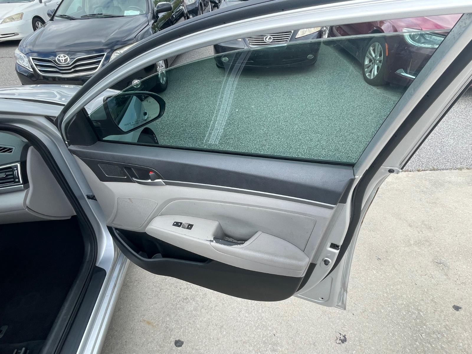 Hyundai Elantra Vehicle Full-screen Gallery Image 6