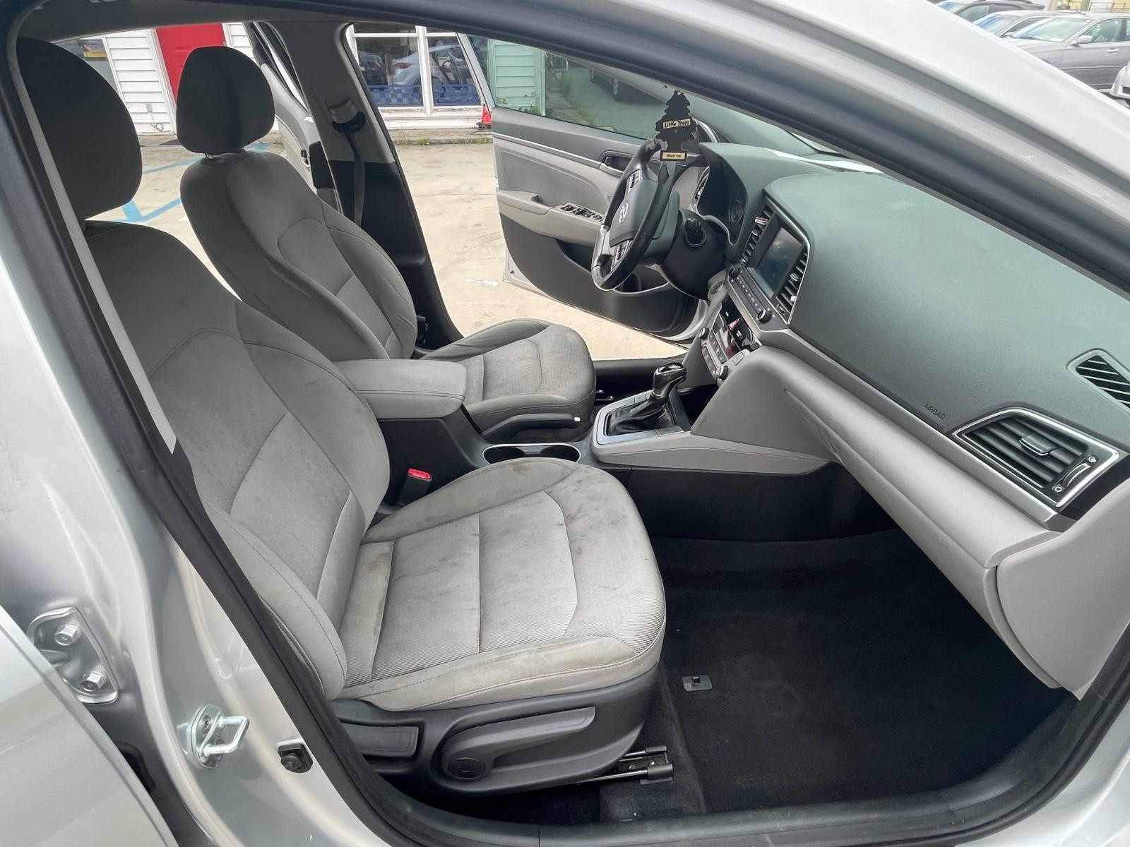 Hyundai Elantra Vehicle Full-screen Gallery Image 7